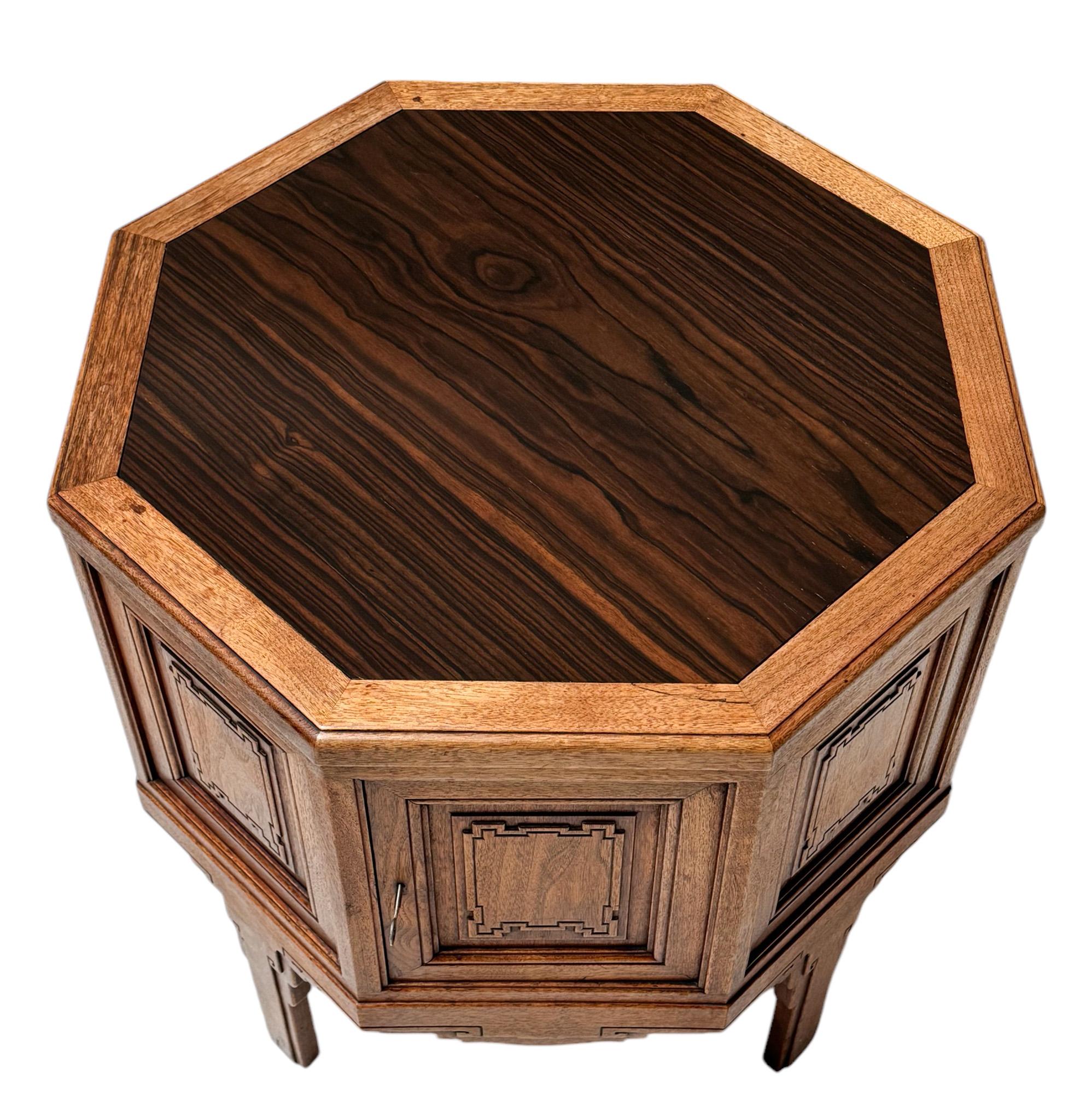 Magnifique et rarissime table basse ou meuble Art Déco de l'Ecole d'Amsterdam.
Dessin de Napoléon Le Grand pour 't Modelhuis N. Legrand Amsterdam.
Un design néerlandais saisissant des années 1920.
Base en noyer massif avec quatre portes d'origine,