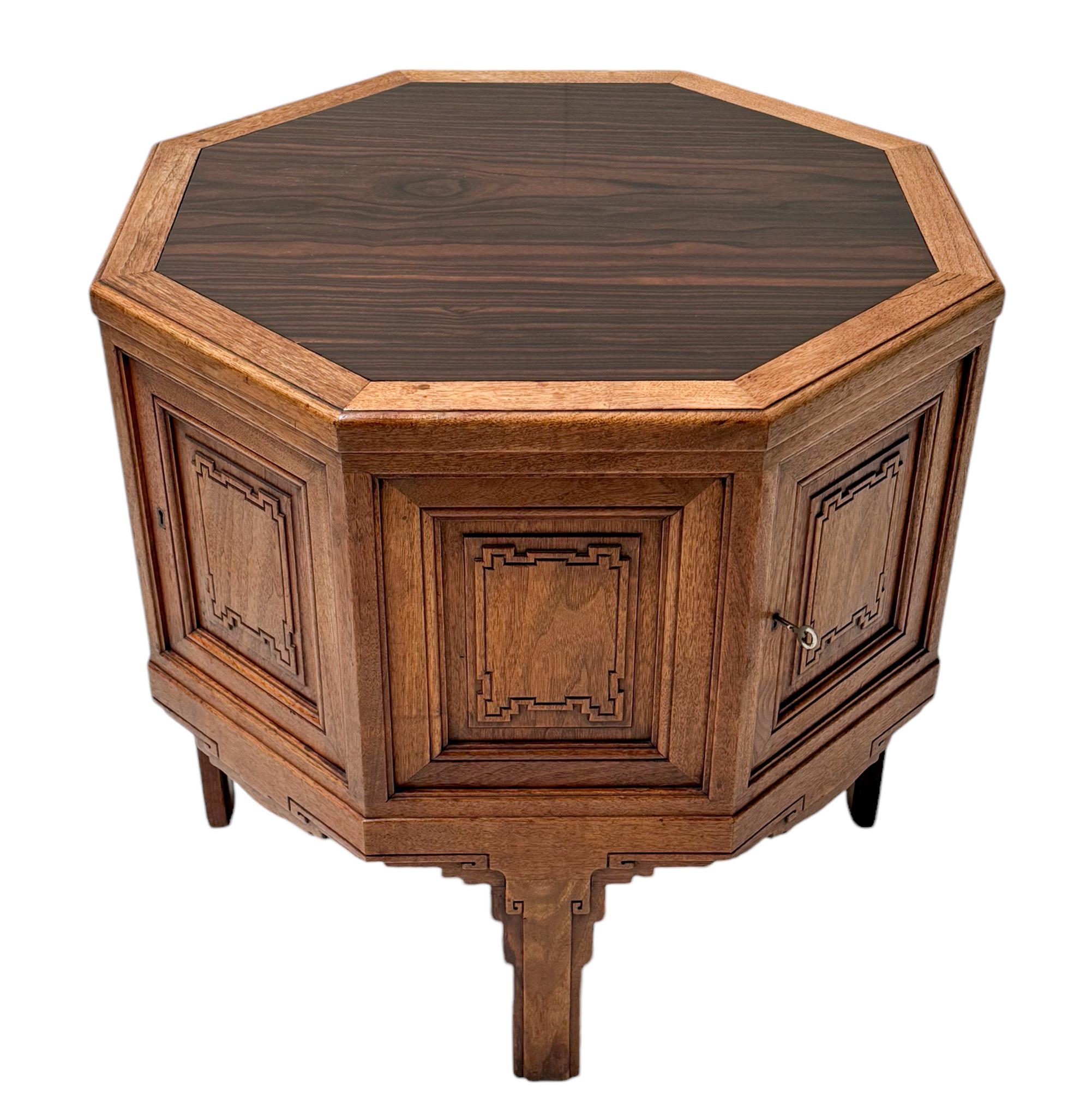Début du 20ème siècle Table basse ou meuble de rangement de l'école Amsterdamse Le Grand Art Déco, années 1920 en vente