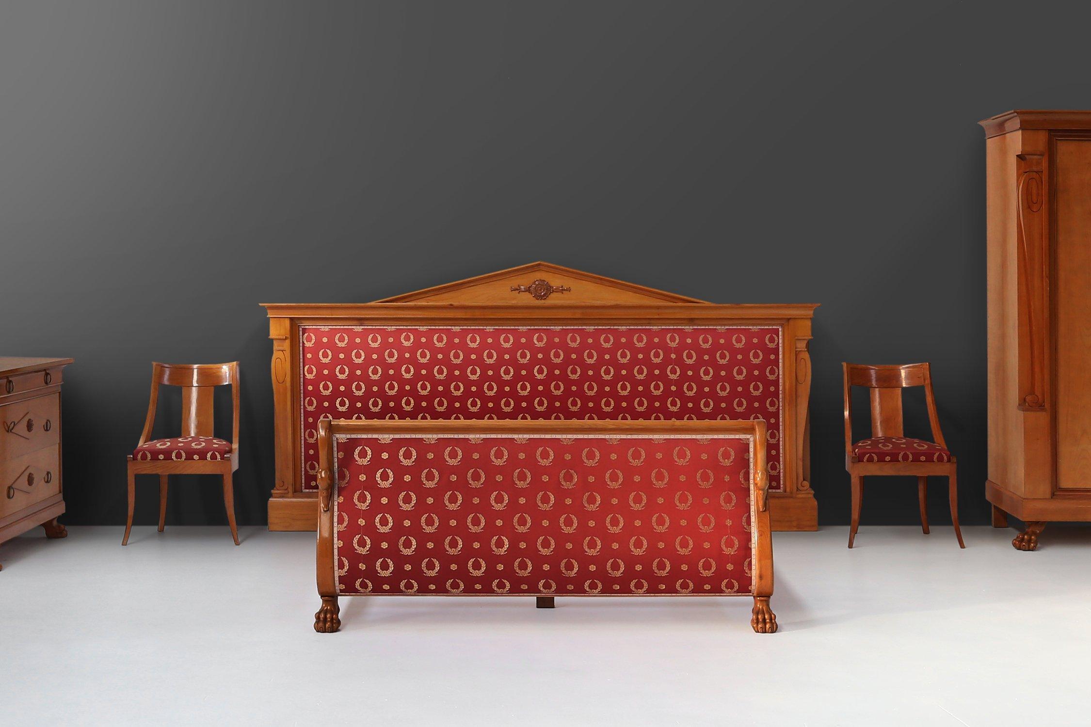 Bélgica / 1950 / De Coene / juego de dormitorio / madera, tela, espejo / Napoleón / Vintage

Excepcional juego de dormitorio estilo Napoleón que incluye armario, cama, cómoda, mesa de maquillaje con asiento y dos sillas auxiliares.
Este juego