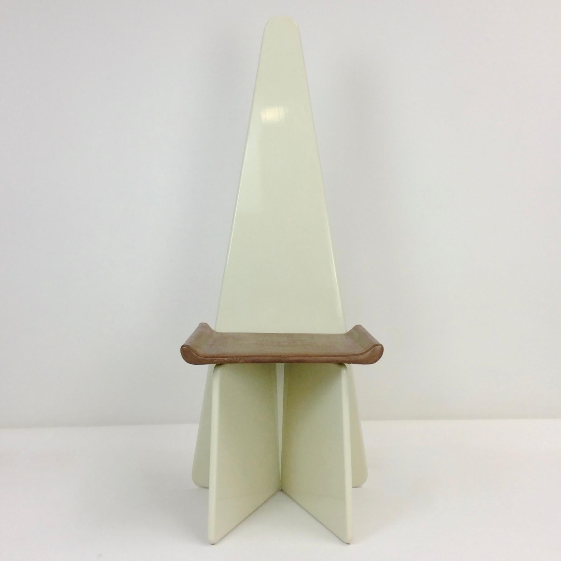 Impressive chair Napoleone model, by Claudio Salocchi for Sormani, circa 1973, Italy.
Legs and triangular backrest in ivory lacquered wood, tan leather seat.
Dimensions: 135 cm H, 47 cm W, 50 cm D. Seat height: 45 cm.
Original condition, rare chair