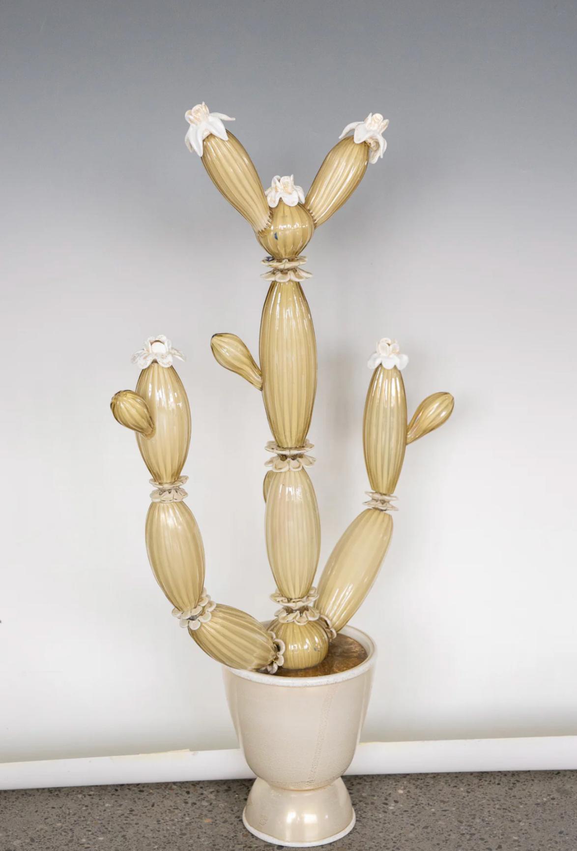 Napoleone Martinuzzi (1892-1977) monumentale cactus pulegoso di Venini 1930 eseguito da A.I.C., Venezia, vetro soffiato a mano, con fiori applicati a lattimo. (Alto 90 cm;

Segno acido

Ottime condizioni e provenienza. Museo-pezzo

Prezzo normale