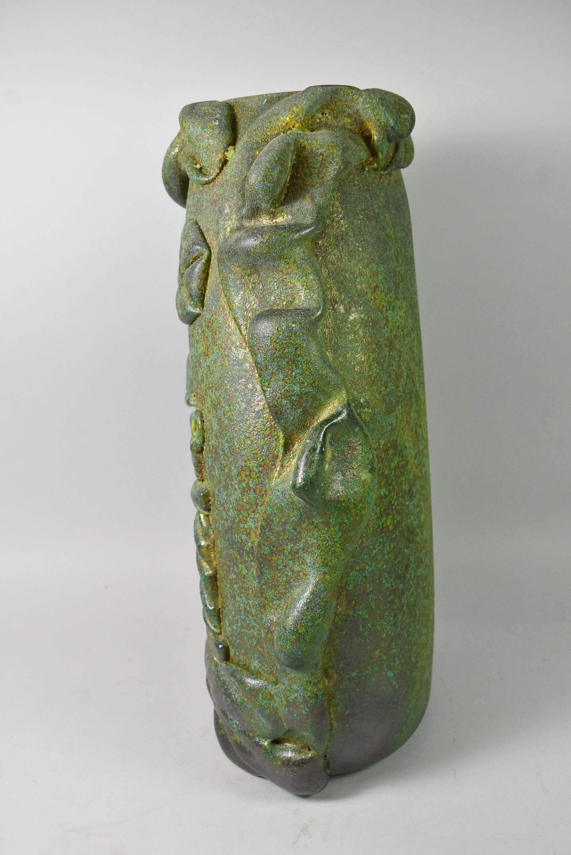 Napoleone Martinuzzi (1892-1977) était un sculpteur, un designer et un entrepreneur dans l'industrie verrière. Formé à l'Accademia di Belle Arti de Venise, il a dirigé de 1922 à 1931 le musée de la verrerie de Murano. Ce vase en verre de lave vert