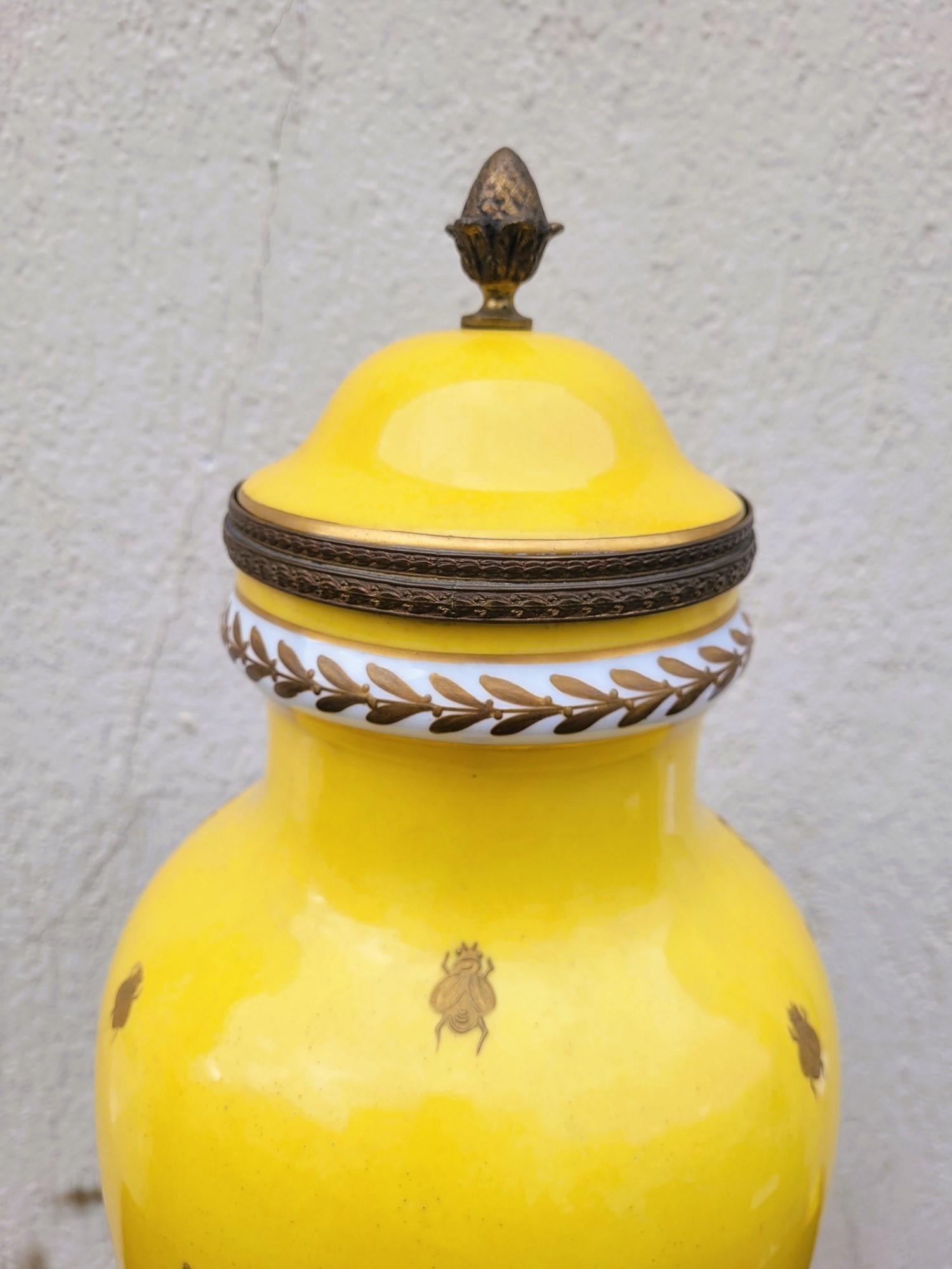Bataille napoléonienne, grand vase en porcelaine jaune, 19e siècle en vente 10
