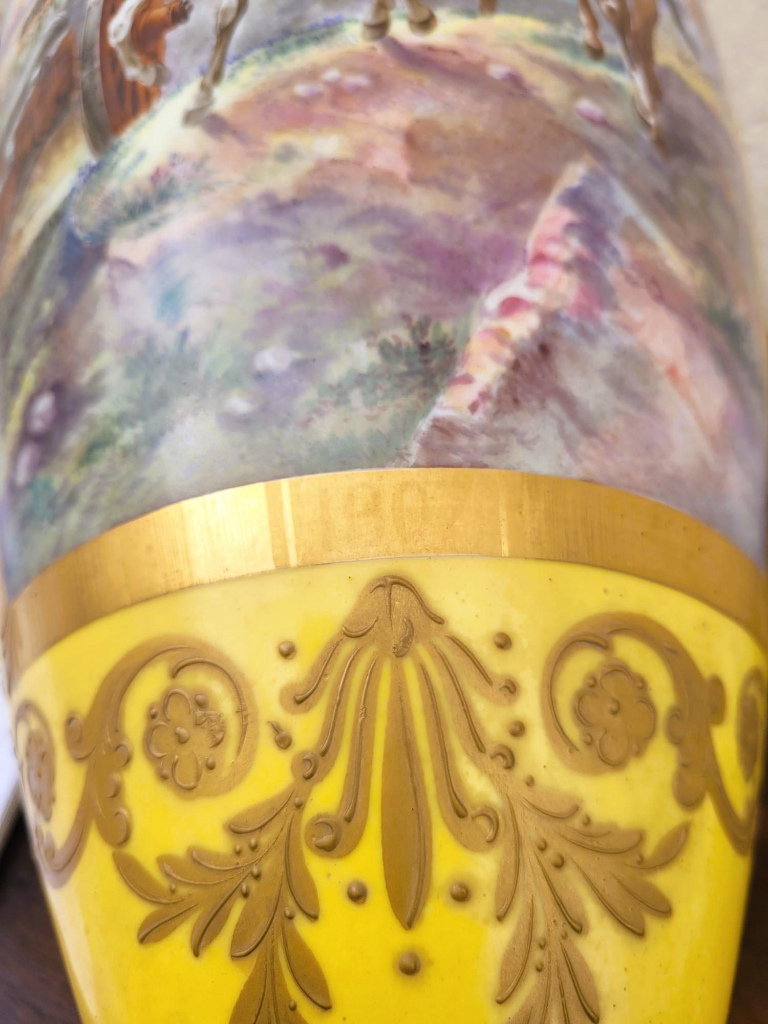 Bataille napoléonienne, grand vase en porcelaine jaune, 19e siècle en vente 12