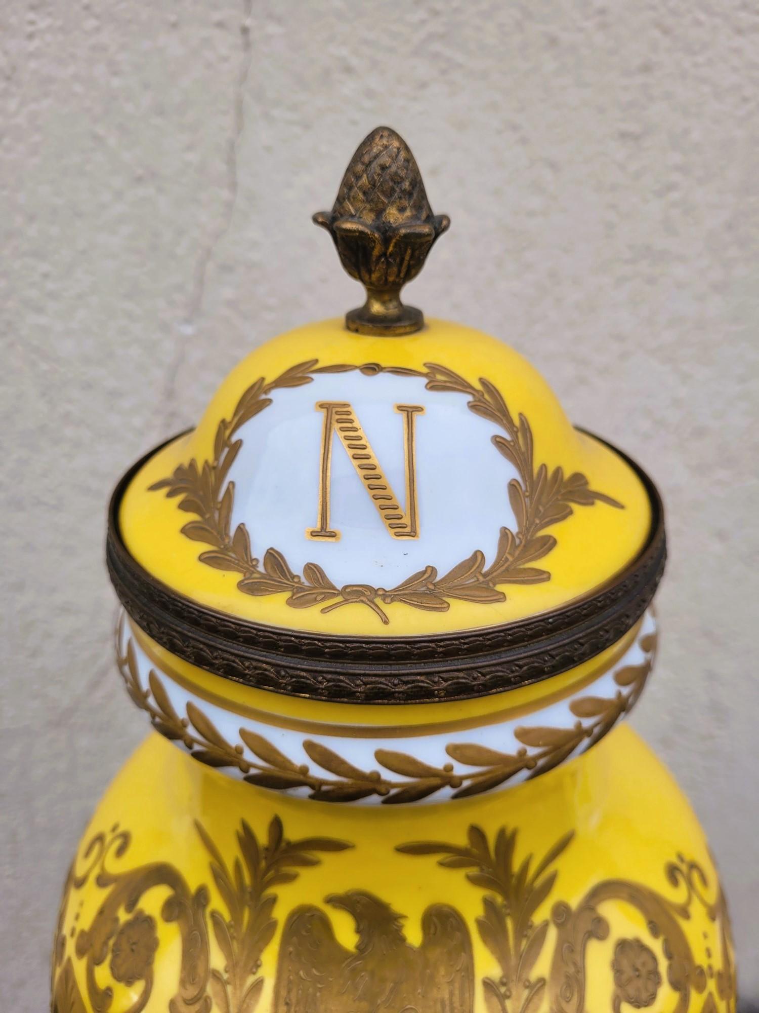 Grand vase en porcelaine décoré sur la face avant d'une représentation d'une bataille napoléonienne : l'Empereur sur son cheval blanc est au premier plan avec ses généraux, tandis qu'à l'arrière-plan une ville brûle.
Le tableau est signé