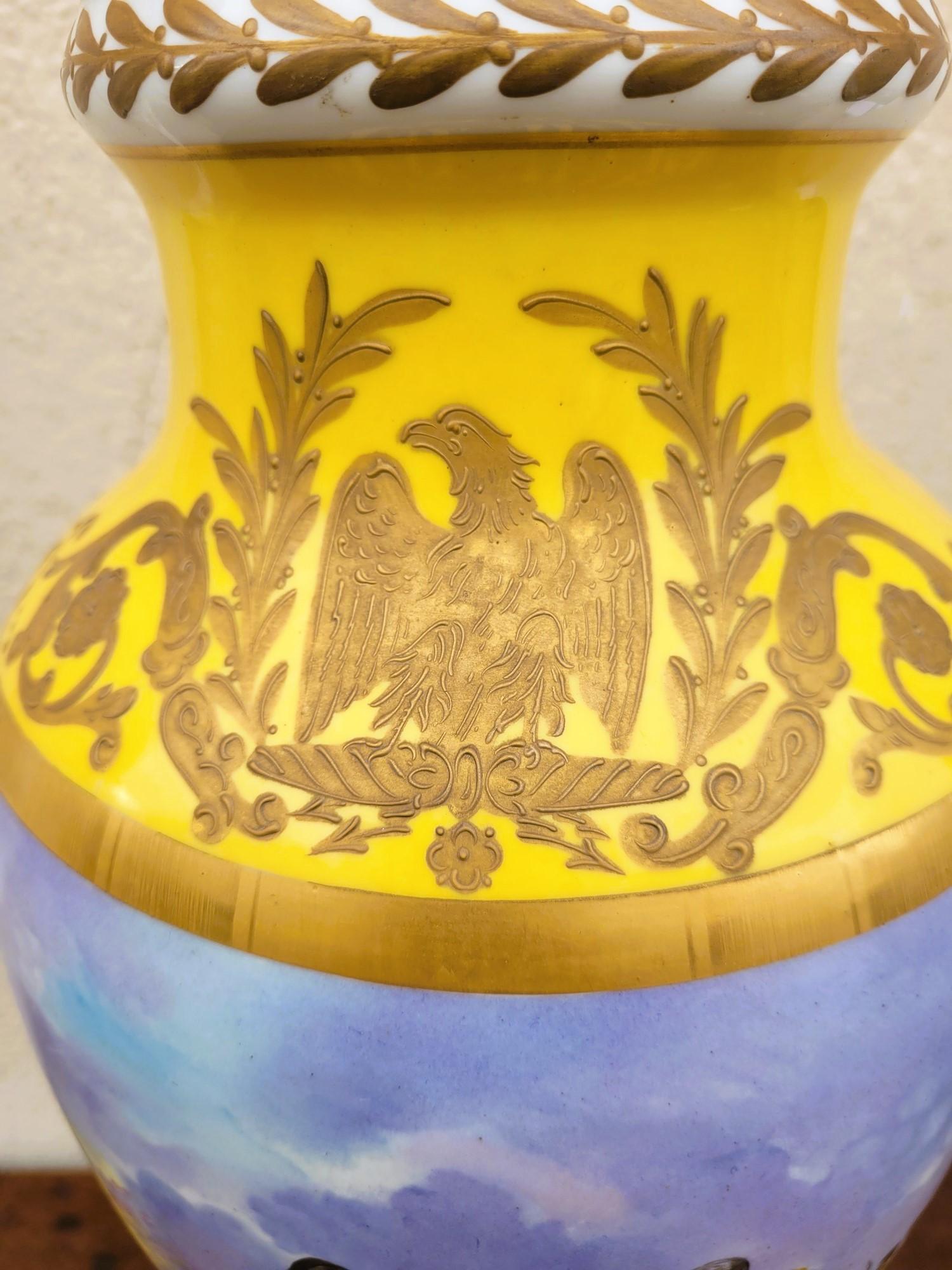 Bataille napoléonienne, grand vase en porcelaine jaune, 19e siècle Bon état - En vente à MARSEILLE, FR