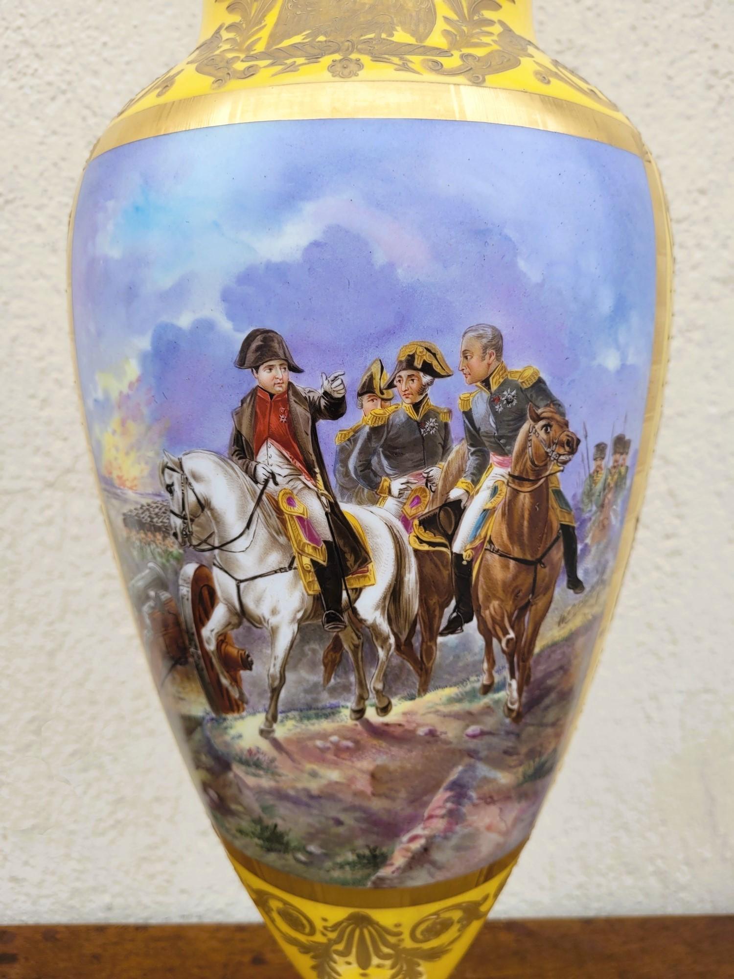 XIXe siècle Bataille napoléonienne, grand vase en porcelaine jaune, 19e siècle en vente