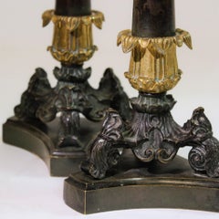 Napoleonische Eleganz: Ein Paar französische Kerzenleuchter aus Bronze im Empire-Stil; 12" H