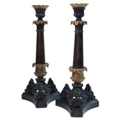 Napoleonische Eleganz: Ein Paar französische Kerzenleuchter aus Bronze im Empire-Stil; 12" H