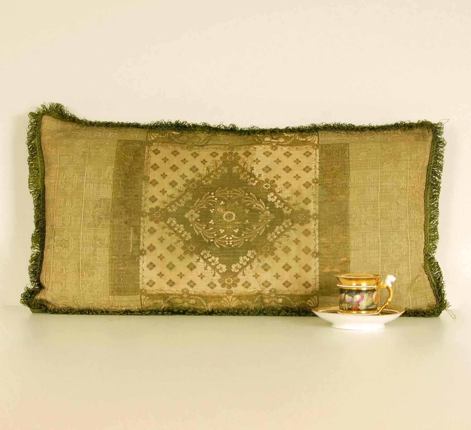 Napoleonic Empire cushion silk, cannetille and metallic gold thread embroidered
Cushion with a rich and luxurious appaerance.
Made of genuine silk satin and 19th century embroidered with gold metal thread and a layer
of silk lace
The fine gold metal