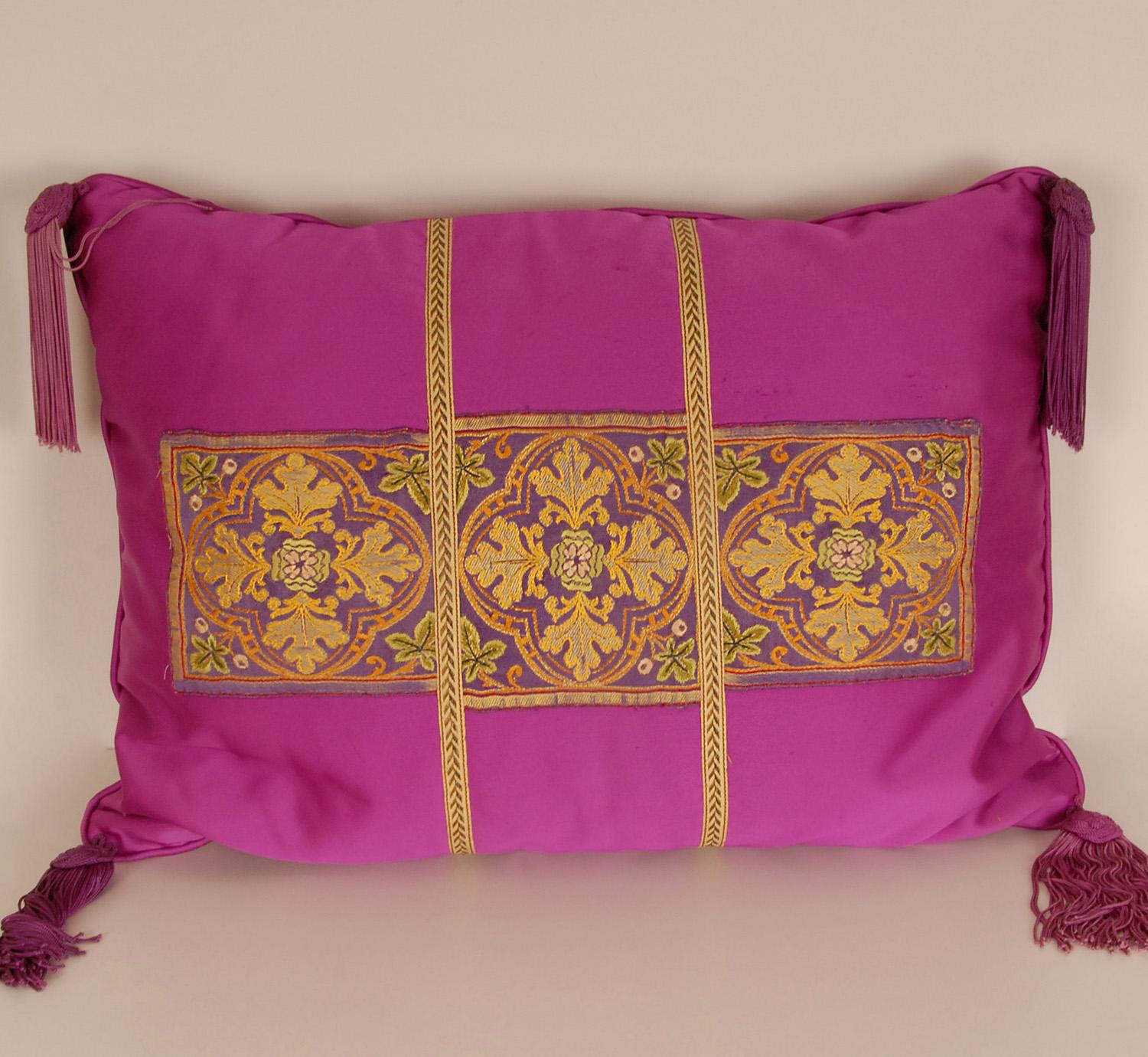Cuscino Napoleonico Impero ricamato in cannetille d'oro su raso di seta.
Cuscino dall'aspetto ricco, colorato, celestiale e lussuoso.
Realizzato in vero raso e seta intrecciata 
Indumenti ricamati del XIX secolo (probabilmente casula)
seta molto