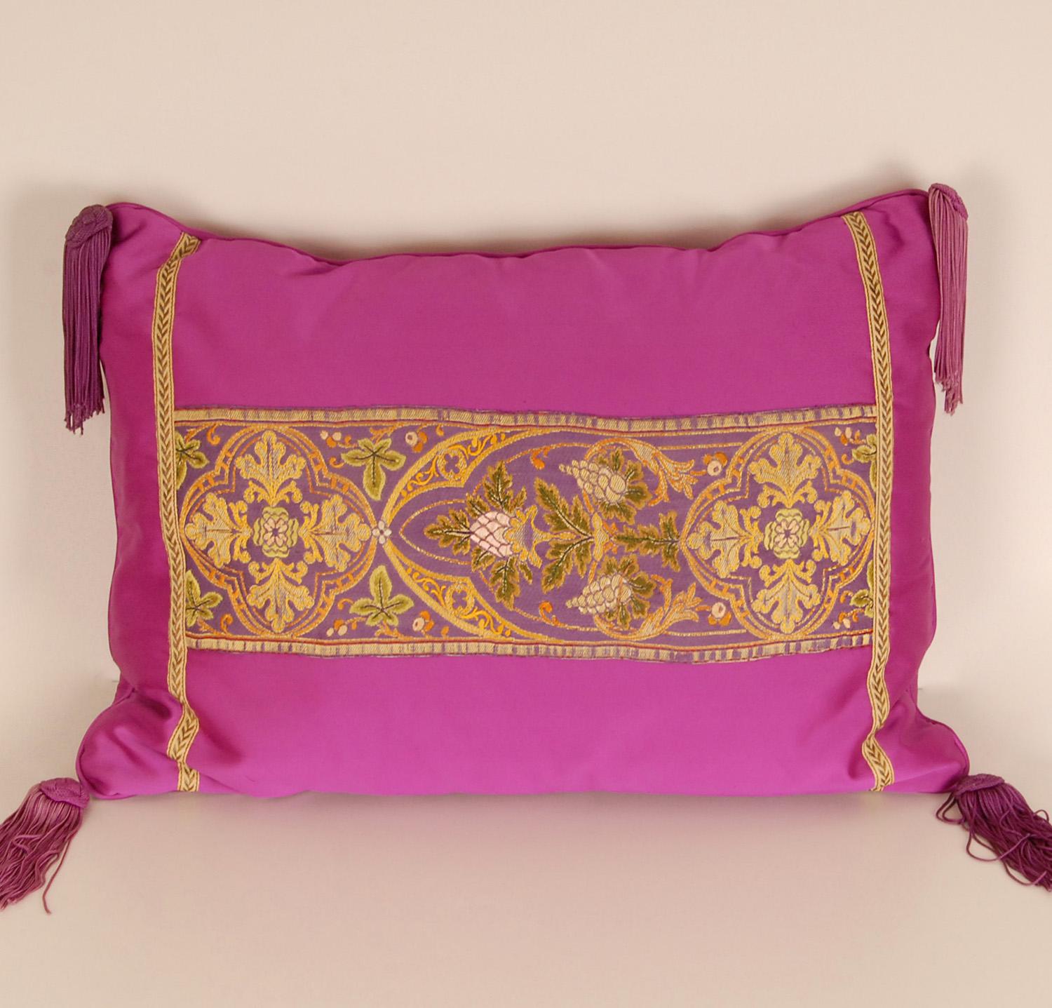 Napoleone III Cuscino Impero Napoleonico Ricamo in filo di seta francese nappe di seta casula in vendita