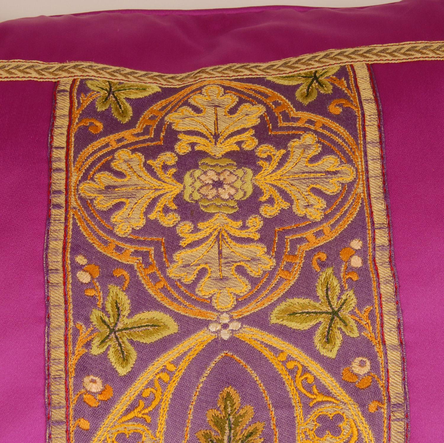 Fatto a mano Cuscino Impero Napoleonico Ricamo in filo di seta francese nappe di seta casula in vendita