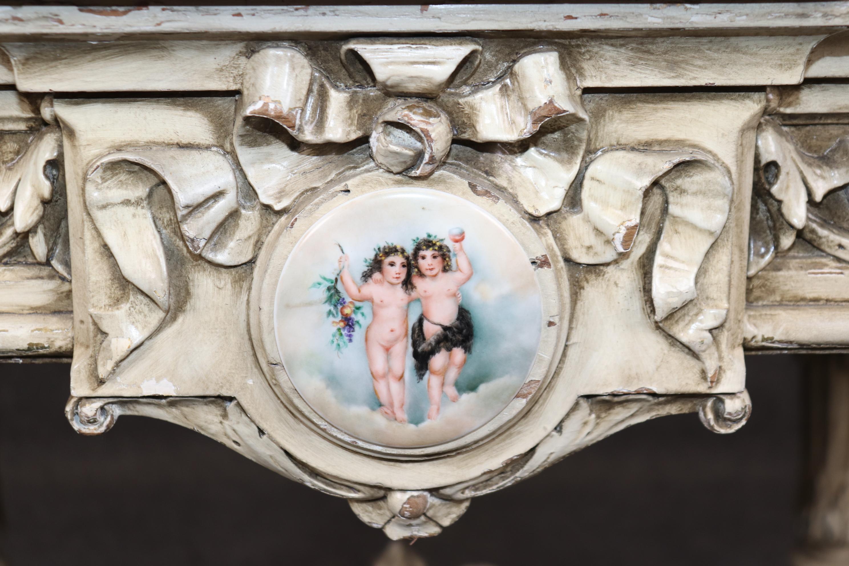 Dies ist ein  absolut prächtiger Mitteltisch im französischen napoleonischen Stil aus der Zeit um 1890. Mit einer wunderschönen Platte aus italienischem Carrara-Marmor und noch schöneren Porzellanplaketten im Stil von Sèvres, die auf jeder