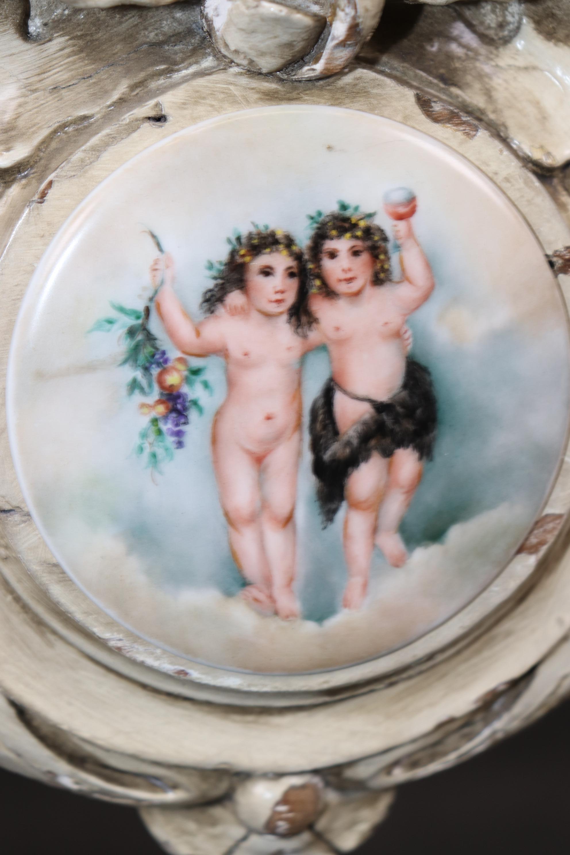 Mitteltisch im napoleonischen Stil mit cremefarbener bemalter Marmorplatte im Sevres-Stil, Placques (Napoleon III.) im Angebot