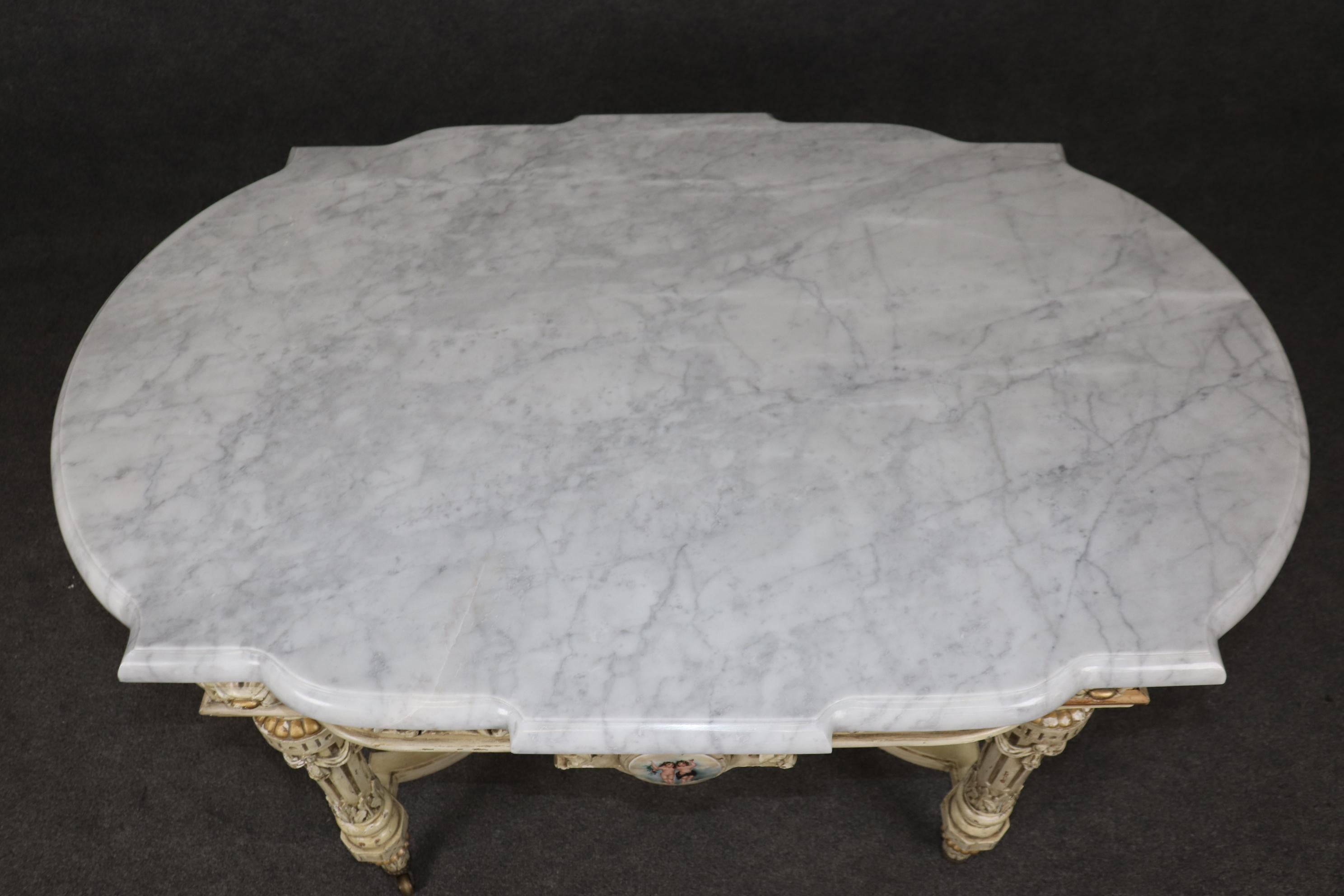 Mitteltisch im napoleonischen Stil mit cremefarbener bemalter Marmorplatte im Sevres-Stil, Placques (Französisch) im Angebot