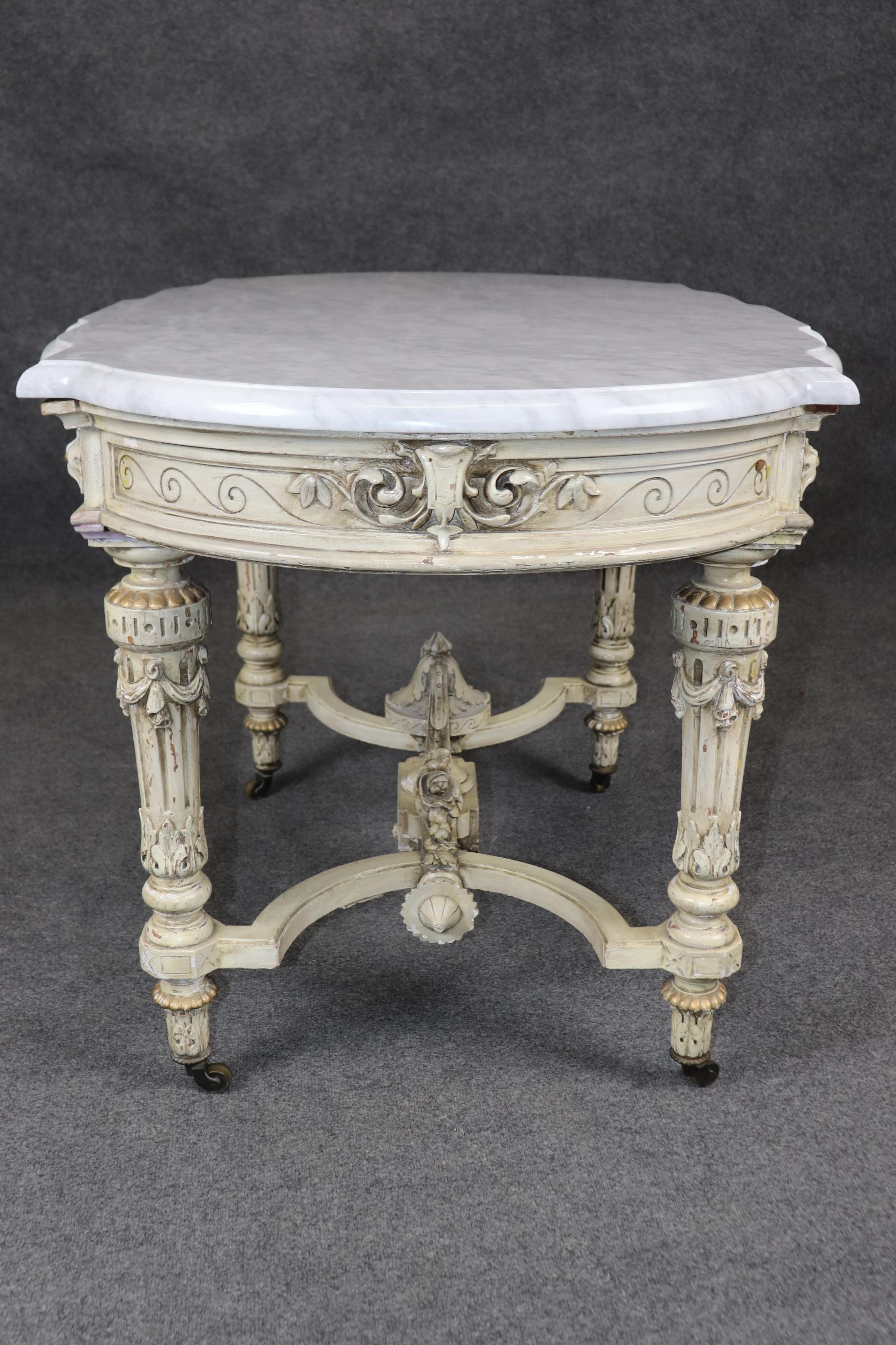 Mitteltisch im napoleonischen Stil mit cremefarbener bemalter Marmorplatte im Sevres-Stil, Placques (Carrara-Marmor) im Angebot