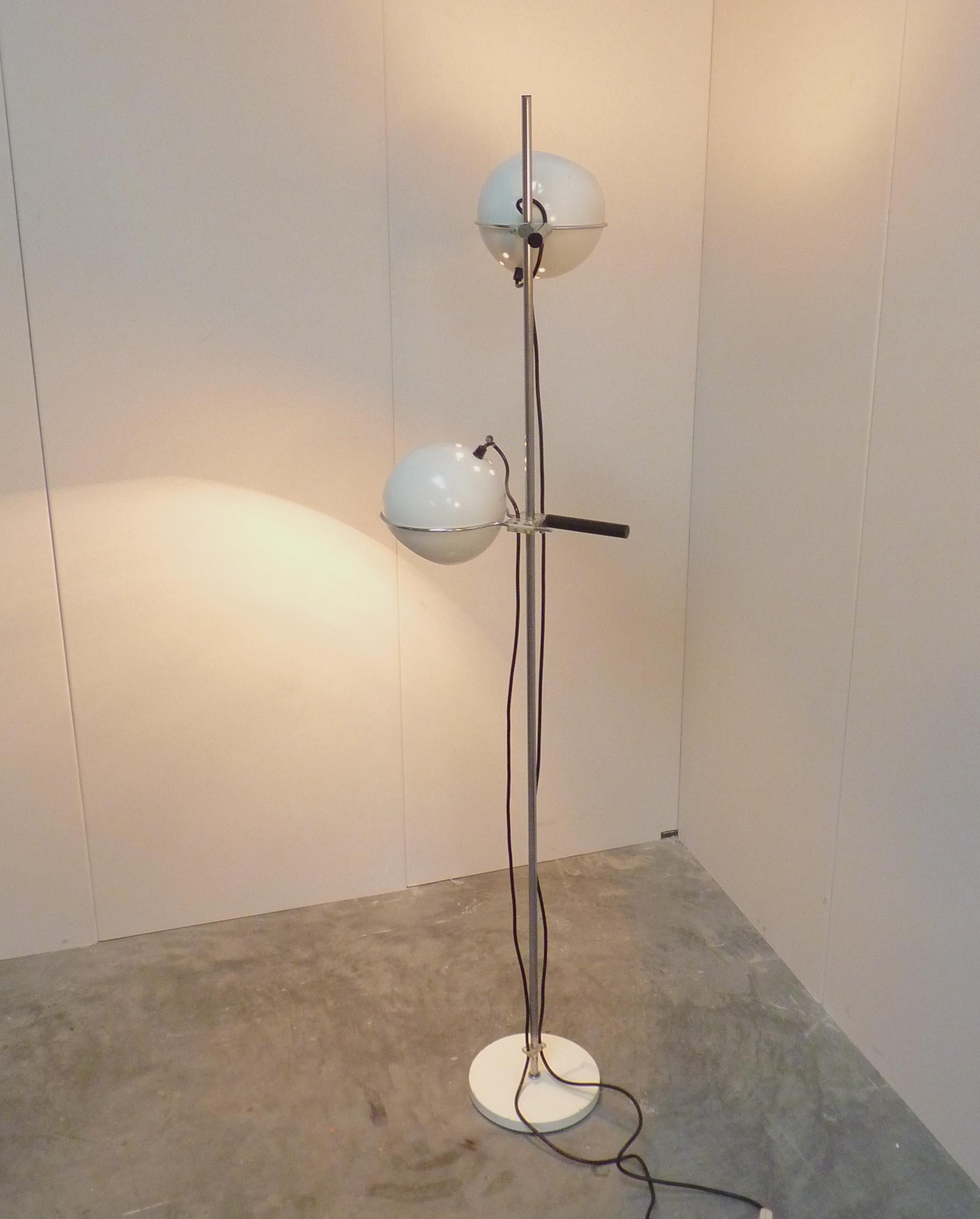 A well-known Gepo lamp is the Gepo 300 or the Gepo Napoli floor lamp, designed in the late 1960s and equipped with the special stylish handles at the light points. It is a beautiful vintage floor lamp with 2 light points. The white balls can be