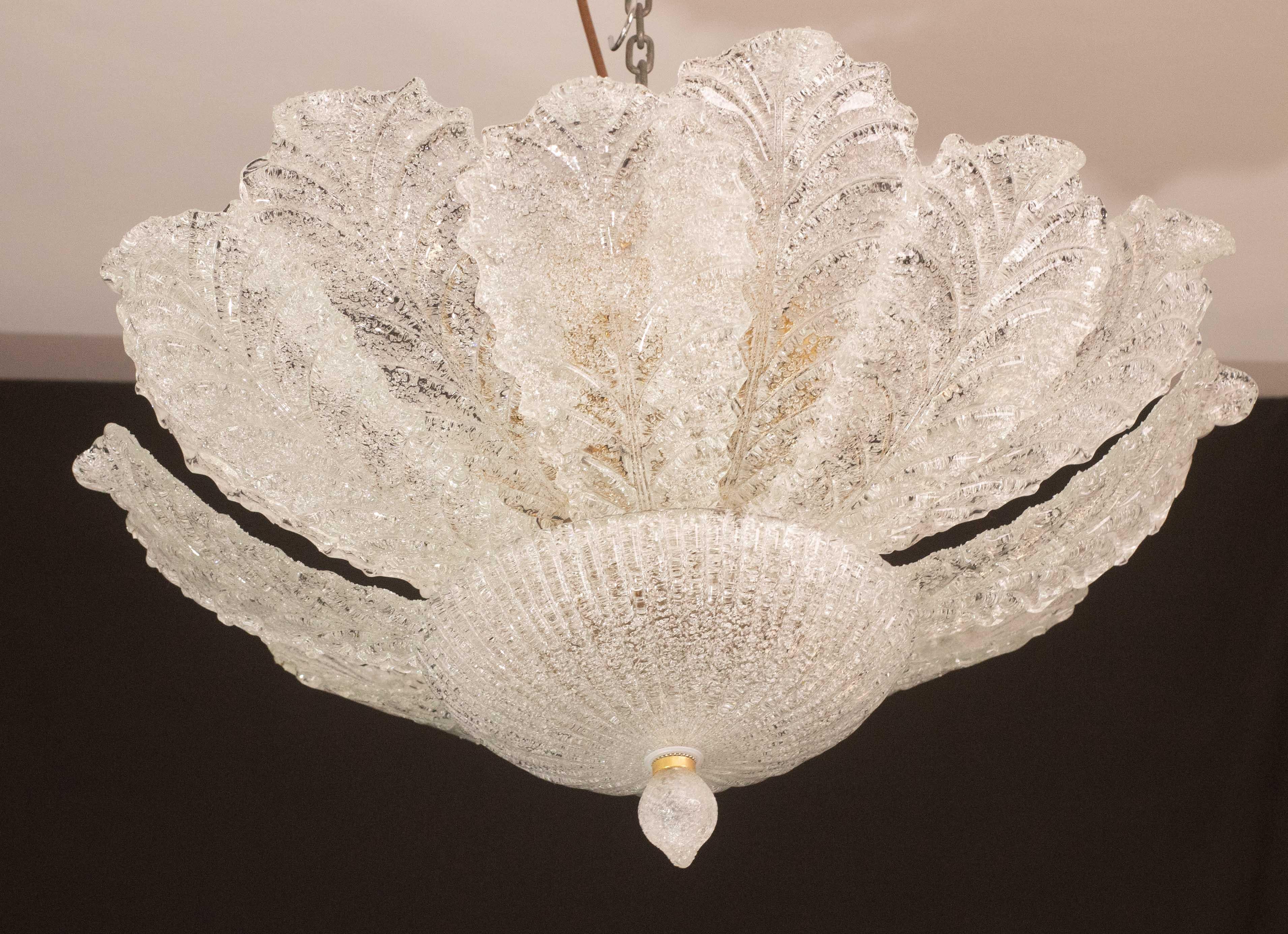 Splendide plafonnier ou lustre en verre de Murano

Période : vers 1970.

La lampe est équipée de 6 douilles européennes standard e14. Il est possible de la re-câbler pour les Etats-Unis.

Parfait pour décorer un grand espace.

La hauteur est de 35