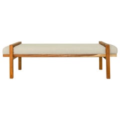 Banc Nara fabriqué en bois et en lin de Tzalam par Tana Karei