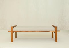 Banc Nara fabriqué en bois et en lin de Tzalam par Tana Karei