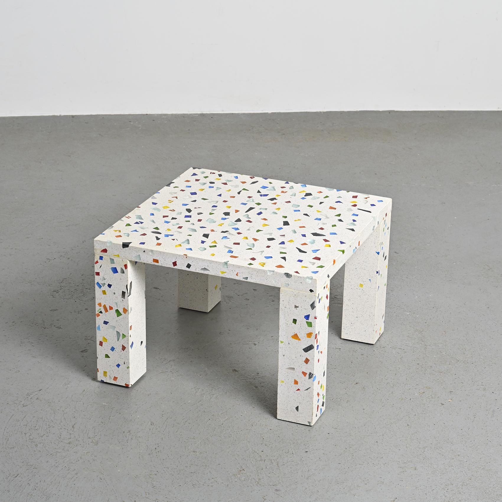 Nara est une table basse conçue par Shiro Kuramata pour Memphis Milano en 1983.

Cette pièce emblématique, représentative du mouvement de Memphis, est fabriquée à partir de conglomérat de béton et de terrazzo, avec des éclats vibrants de verre