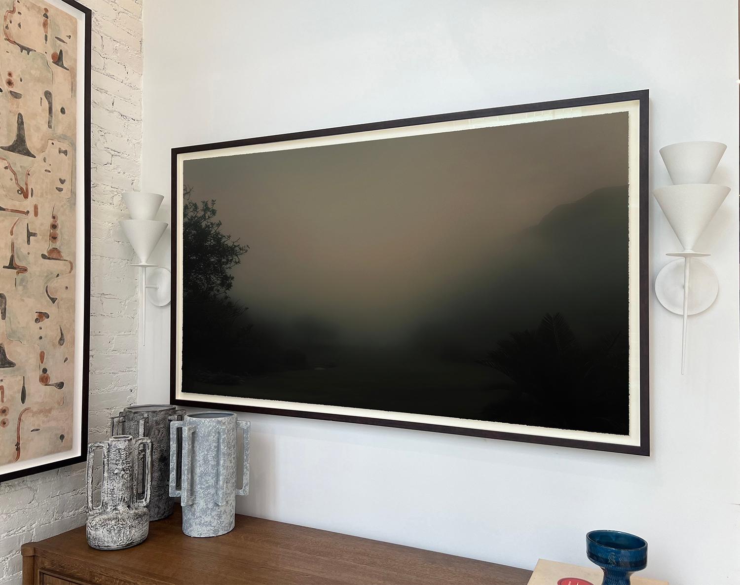 Nara est un tirage d'art en édition limitée qui fusionne la précision de la photographie avec l'intimité des détails appliqués à la main. Créée comme un hommage discret aux traditions wabi-sabi du Japon, cette œuvre évoque le calme texturé des