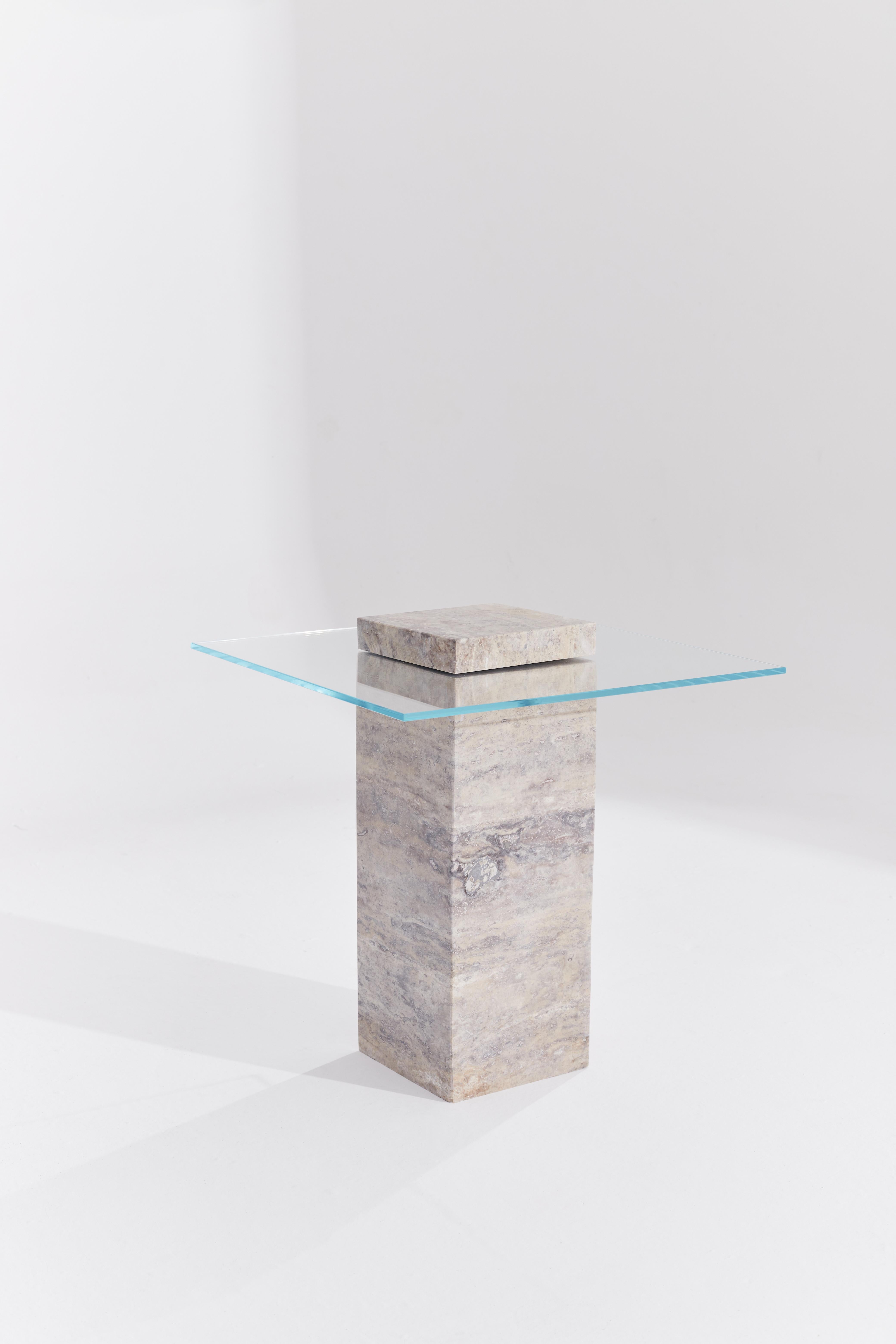 Table d'appoint Narcho en travertin argenté par RAFFINATO
Dimensions : D 50 x L 50 x H 55 cm.
MATERIAL : Travertin argenté et verre.

Cette table est disponible en différentes options de pierre : Travertin rouge, Travertin clair, Travertin argenté,