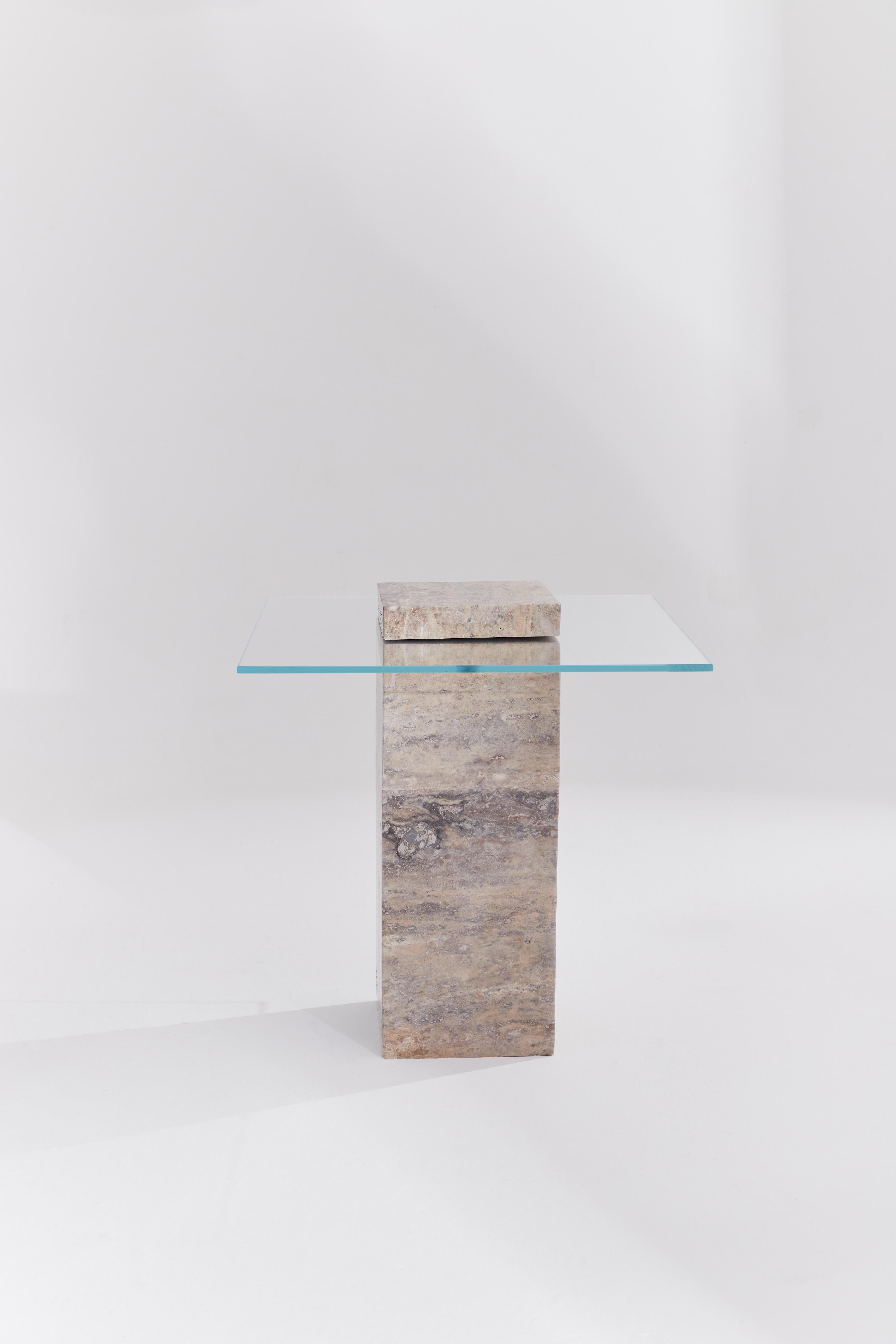 Postmoderne Table d'appoint Narcho en travertin argenté par RAFFINATO en vente