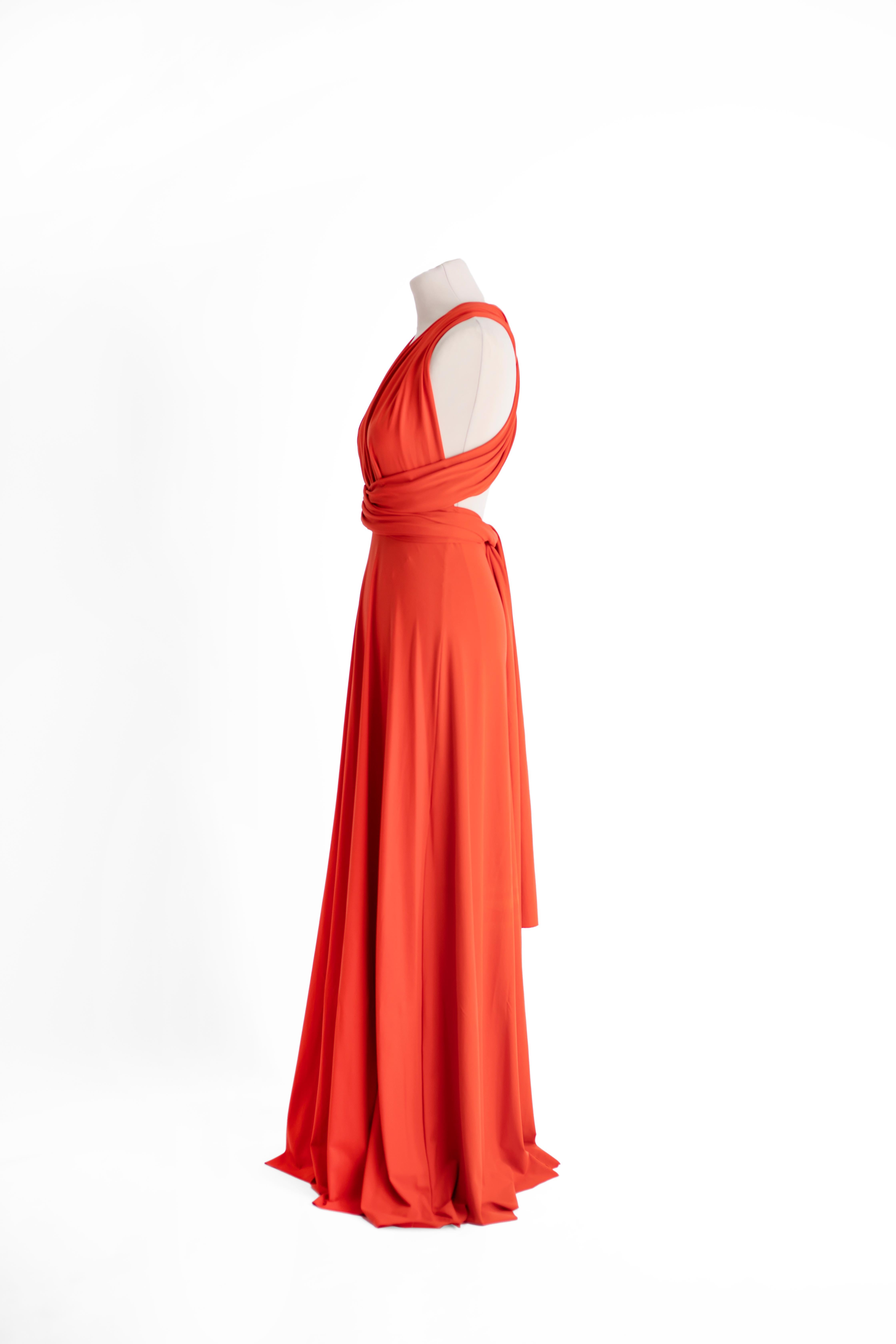 Long summer dress, bodice made of fabric bands to cross at the waist. Coral orange fluid jersey fabric.

SIZE IT: S
SIZE USA: S