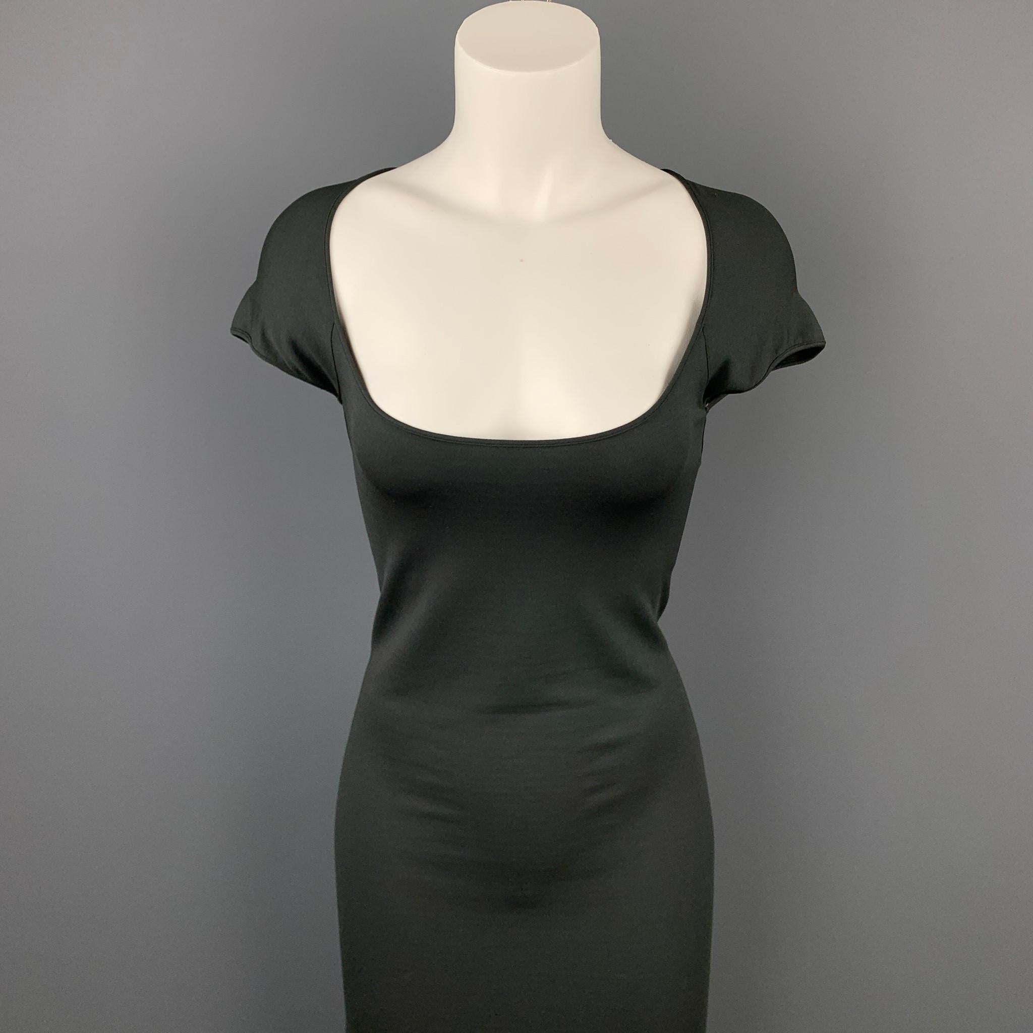 L'abito di NARCISO RODRIGUEZ è in jersey misto rayon grigio e presenta uno stile a-line,  maniche corte e collo a palloncino. Prodotto in Italia.

Ottimo stato usato.
Marcato: I 42 / D 38 / F 38 / GB 10 / USA 8

Misure:

Spalla: 17 pollici.
Busto: