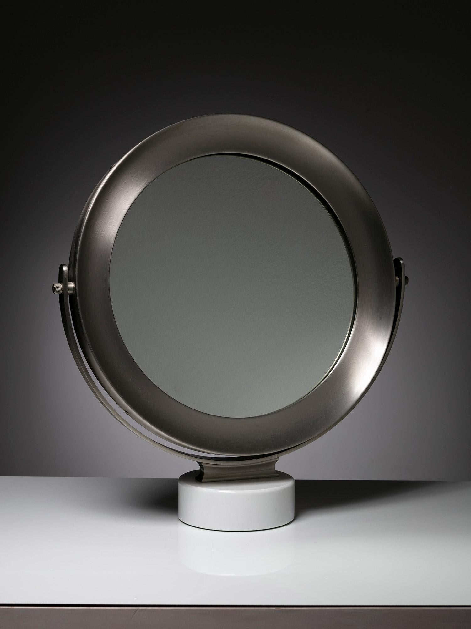 Miroir à poser Narciso de Sergio Mazza pour Artemide.
Base en marbre de Carrare et cadre métallique réglable.