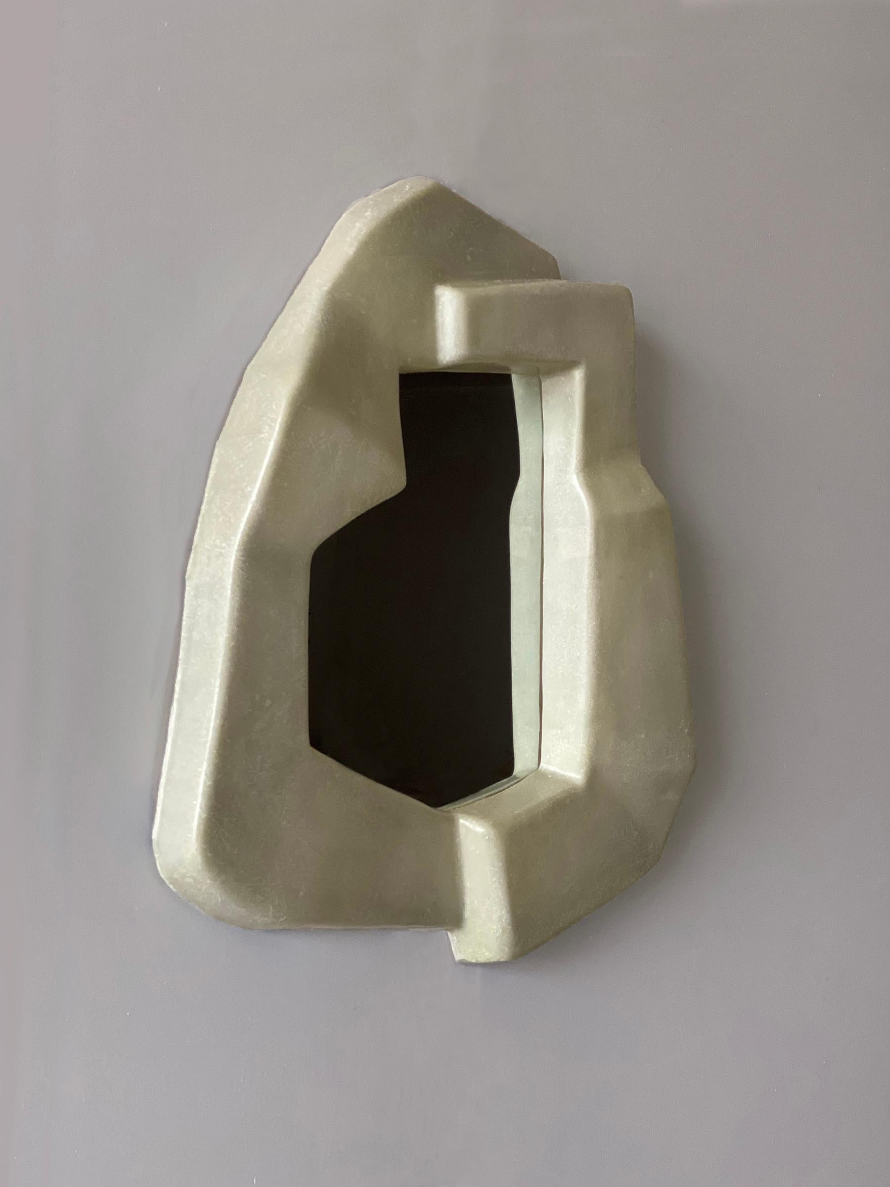 Le processus artisanal de création de notre miroir mural Narcissi confère à chaque pièce une âme et une patine individuelles, car la température, l'humidité et les mains qui travaillent contribuent à son caractère distinctif. 

C'est une réaction à