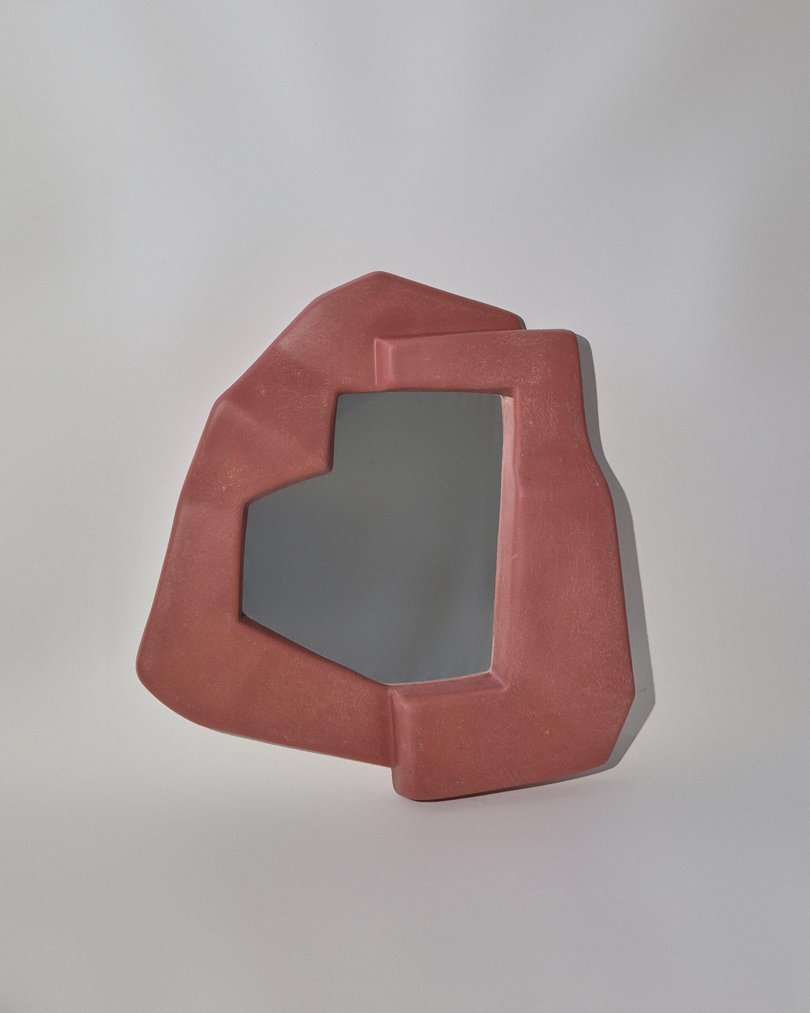 Le processus artisanal de création de notre miroir mural Narcissi confère à chaque pièce une âme et une patine individuelles, car la température, l'humidité et les mains qui travaillent contribuent à son caractère distinctif. 

C'est une réaction à