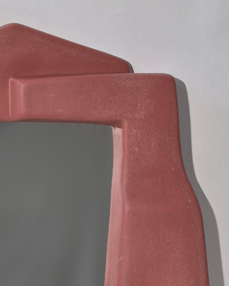 Brutalisme Miroir mural Narcissi en corail foncé, fabriqué à la main en Suède par VAVA Objects en vente