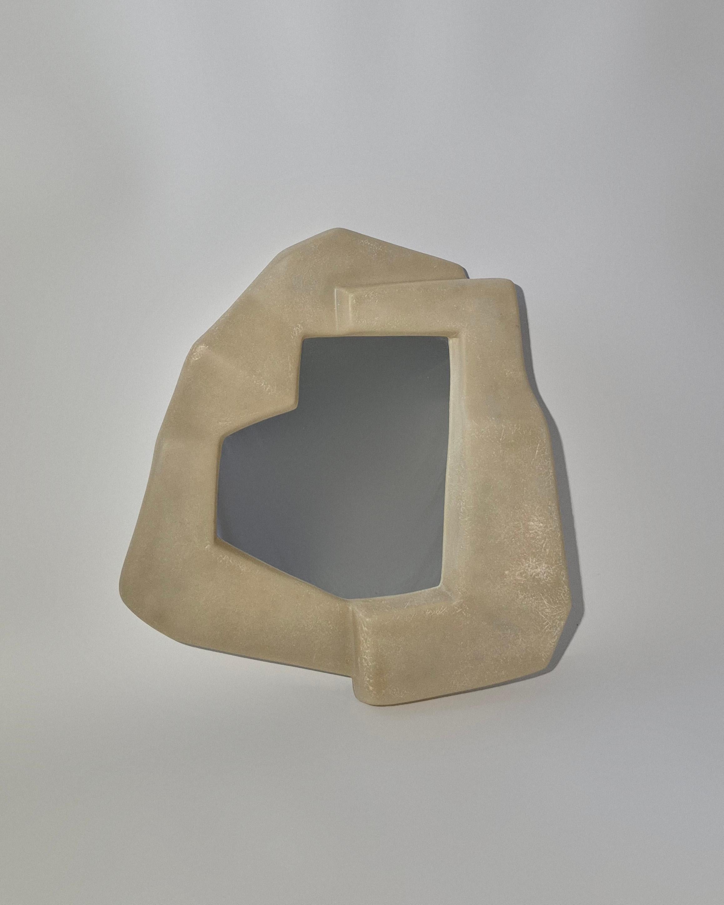 Le processus artisanal de création de notre miroir mural Narcissi confère à chaque pièce une âme et une patine individuelles, car la température, l'humidité et les mains qui travaillent contribuent à son caractère distinctif. 

C'est une réaction à