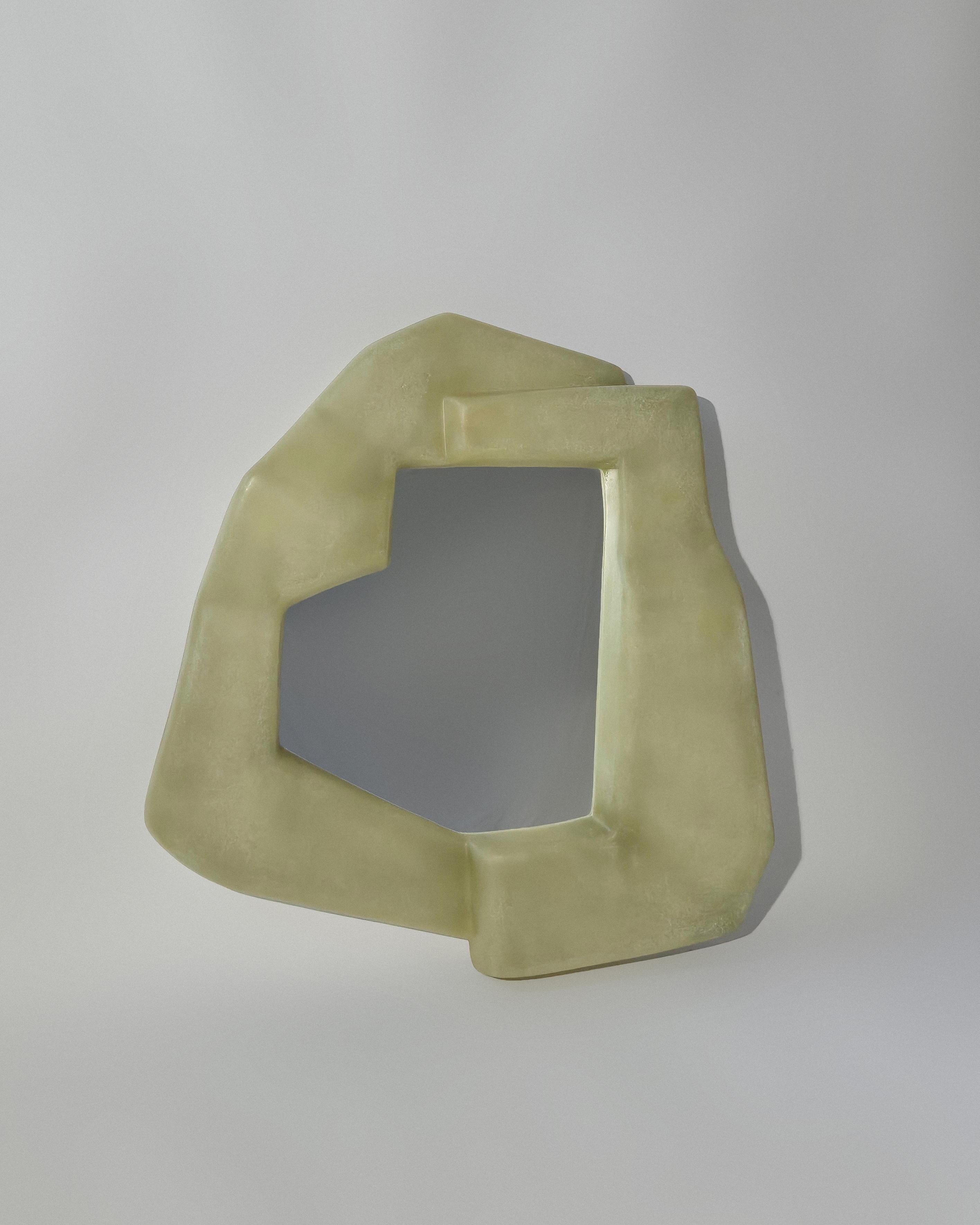 Le processus artisanal de création de notre miroir mural Narcissi confère à chaque pièce une âme et une patine individuelles, car la température, l'humidité et les mains qui travaillent contribuent à son caractère distinctif. 

C'est une réaction à