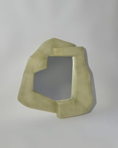 Miroir mural Narcissi en vert brut, fabriqué à la main en Suède par VAVA Objects