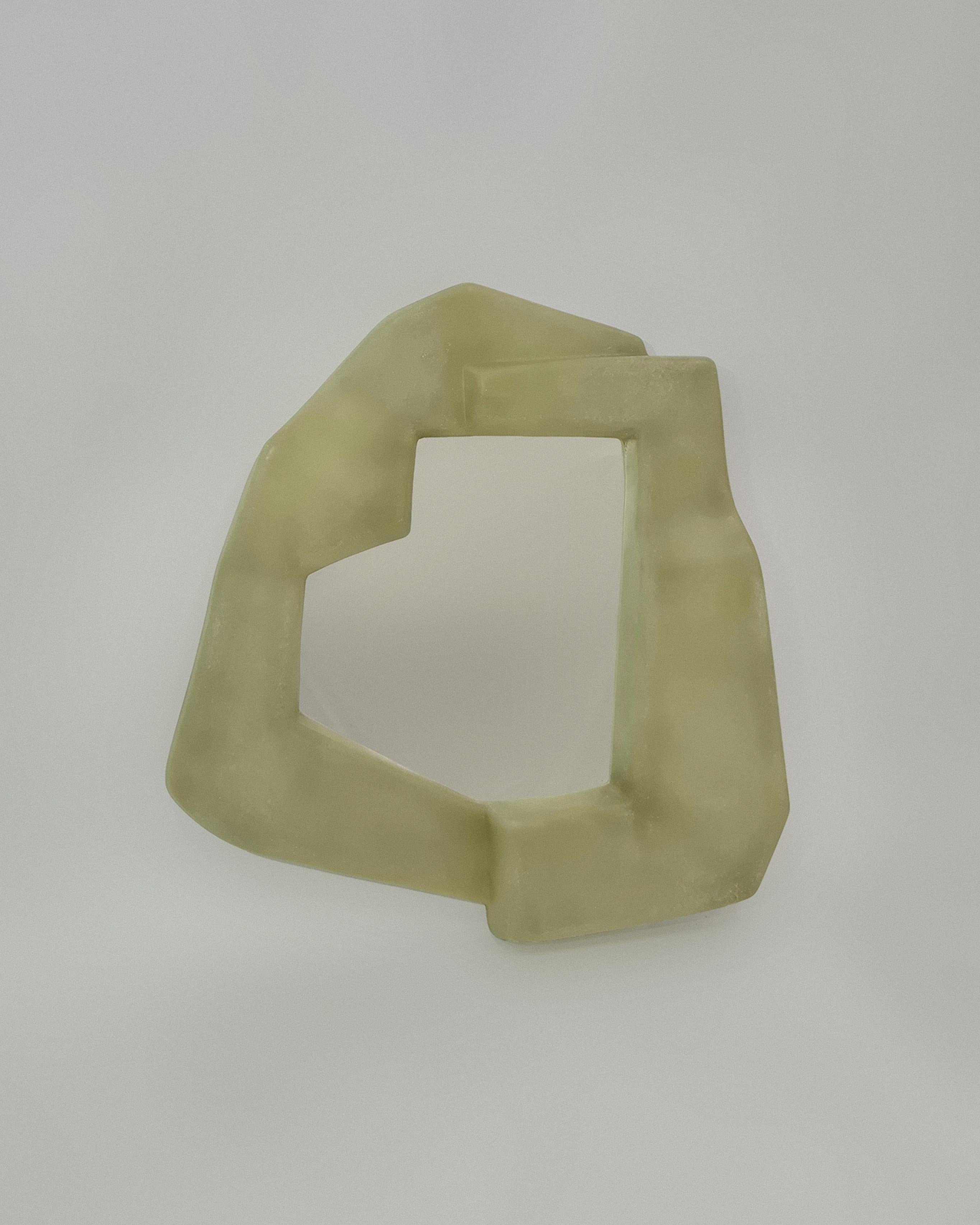 Fait main Miroir mural Narcissi en vert brut, fabriqué à la main en Suède par VAVA Objects en vente