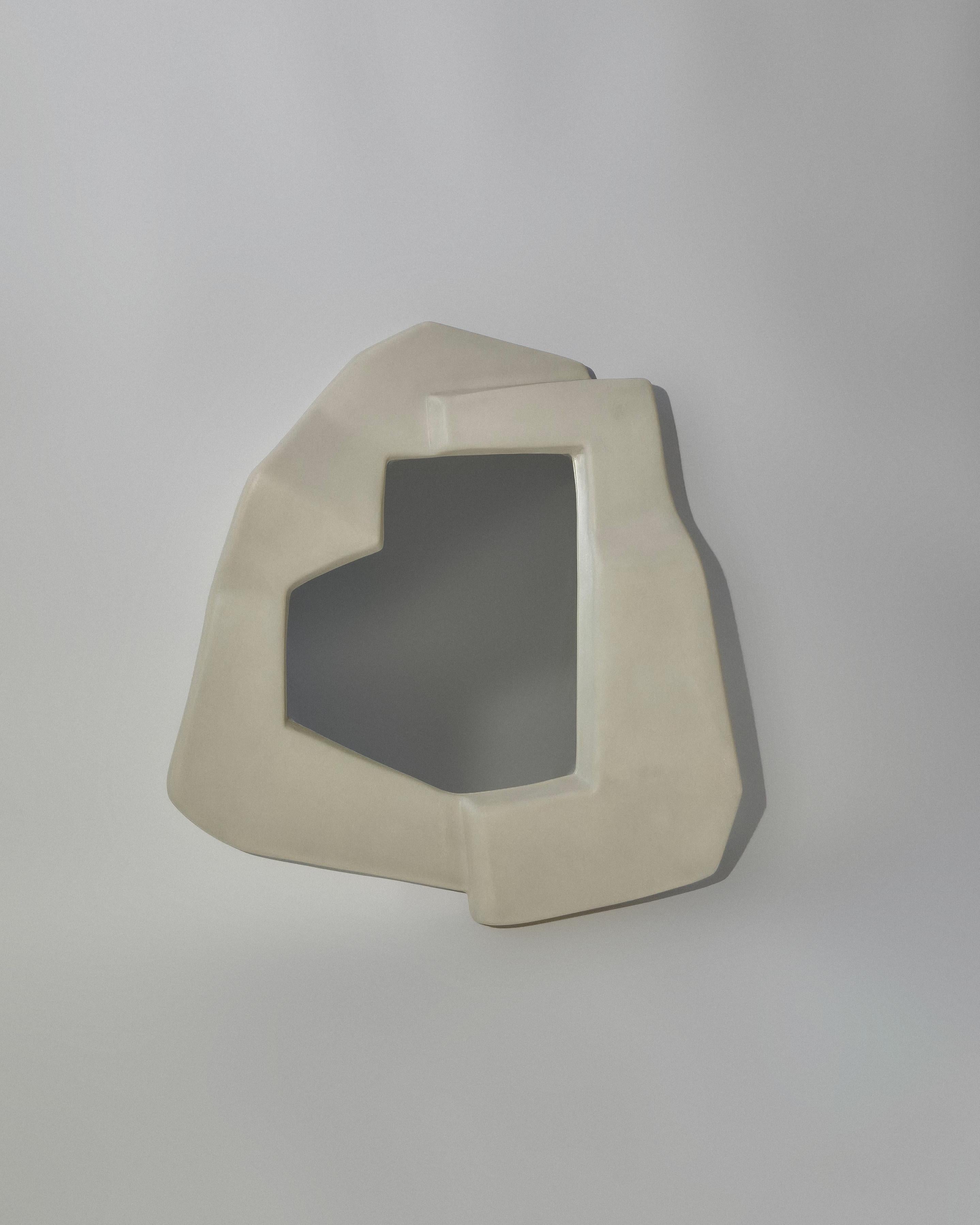 Il processo artigianale di creazione dello specchio da parete Narcisi conferisce a ogni pezzo un'anima e una patina individuali, poiché la temperatura, l'umidità e le mani al lavoro contribuiscono alla sua peculiarità. 

Si tratta di una reazione