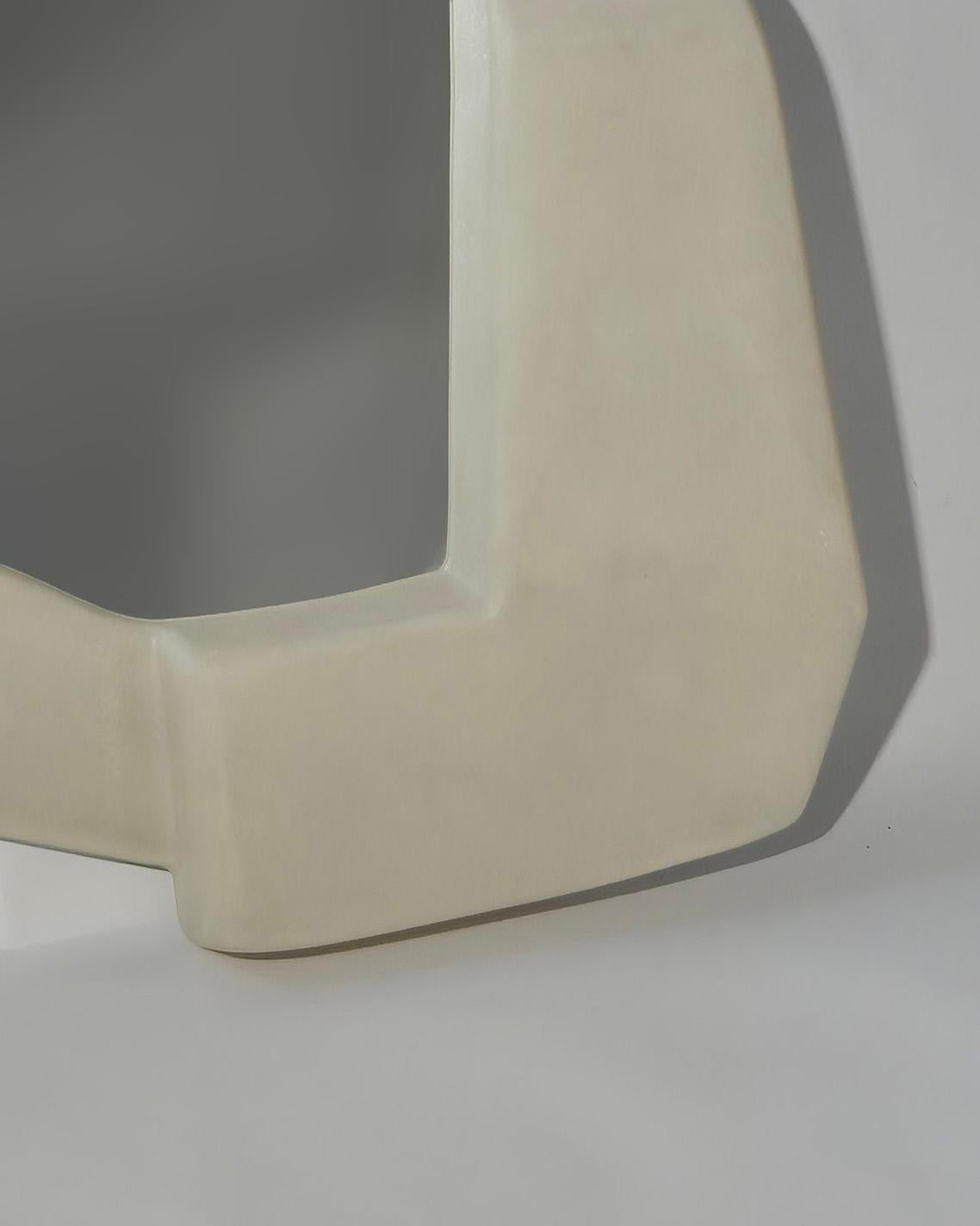 Brutalismo Specchio da parete Narcissi in Whiting Moon, realizzato a mano in Svezia da VAVA Objects in vendita