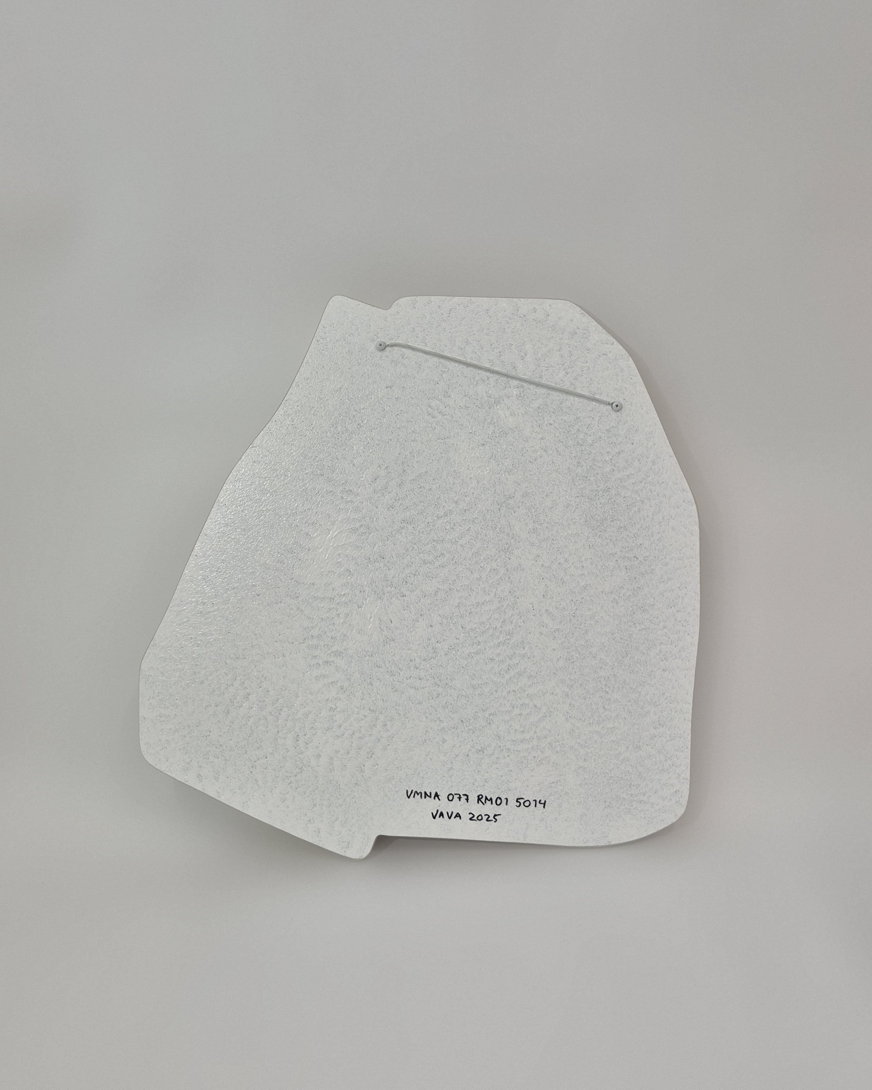 Svedese Specchio da parete Narcissi in Whiting Moon, realizzato a mano in Svezia da VAVA Objects in vendita