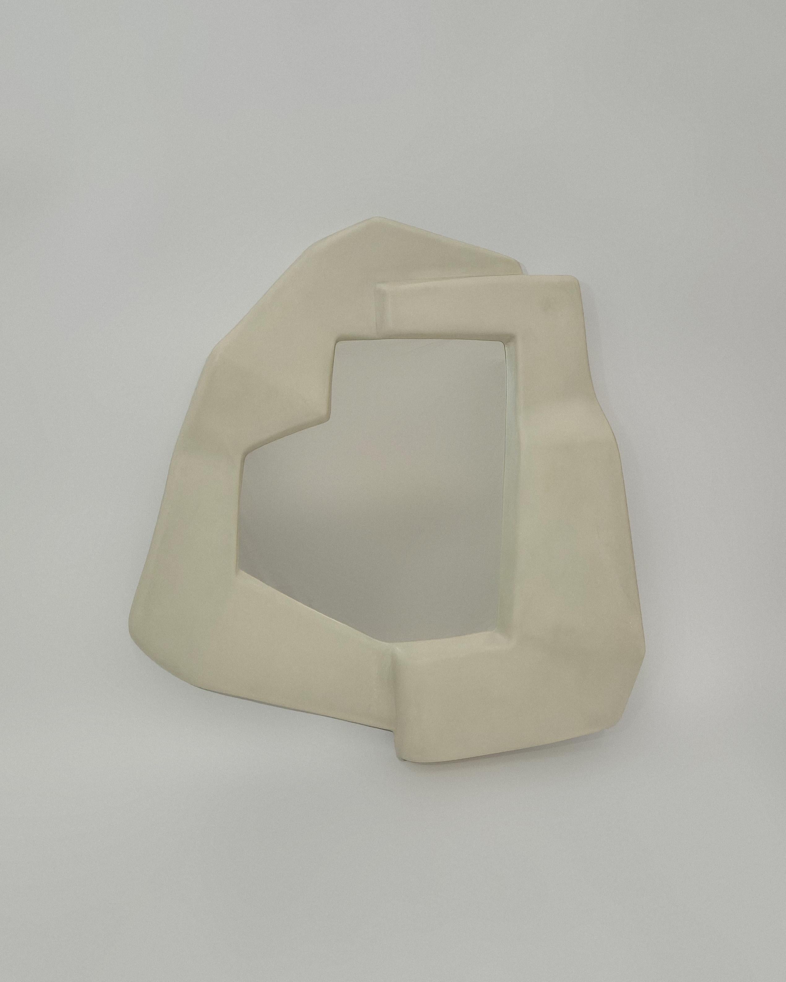 Fatto a mano Specchio da parete Narcissi in Whiting Moon, realizzato a mano in Svezia da VAVA Objects in vendita