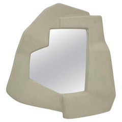 Specchio da parete Narcissi in Whiting Moon, realizzato a mano in Svezia da VAVA Objects