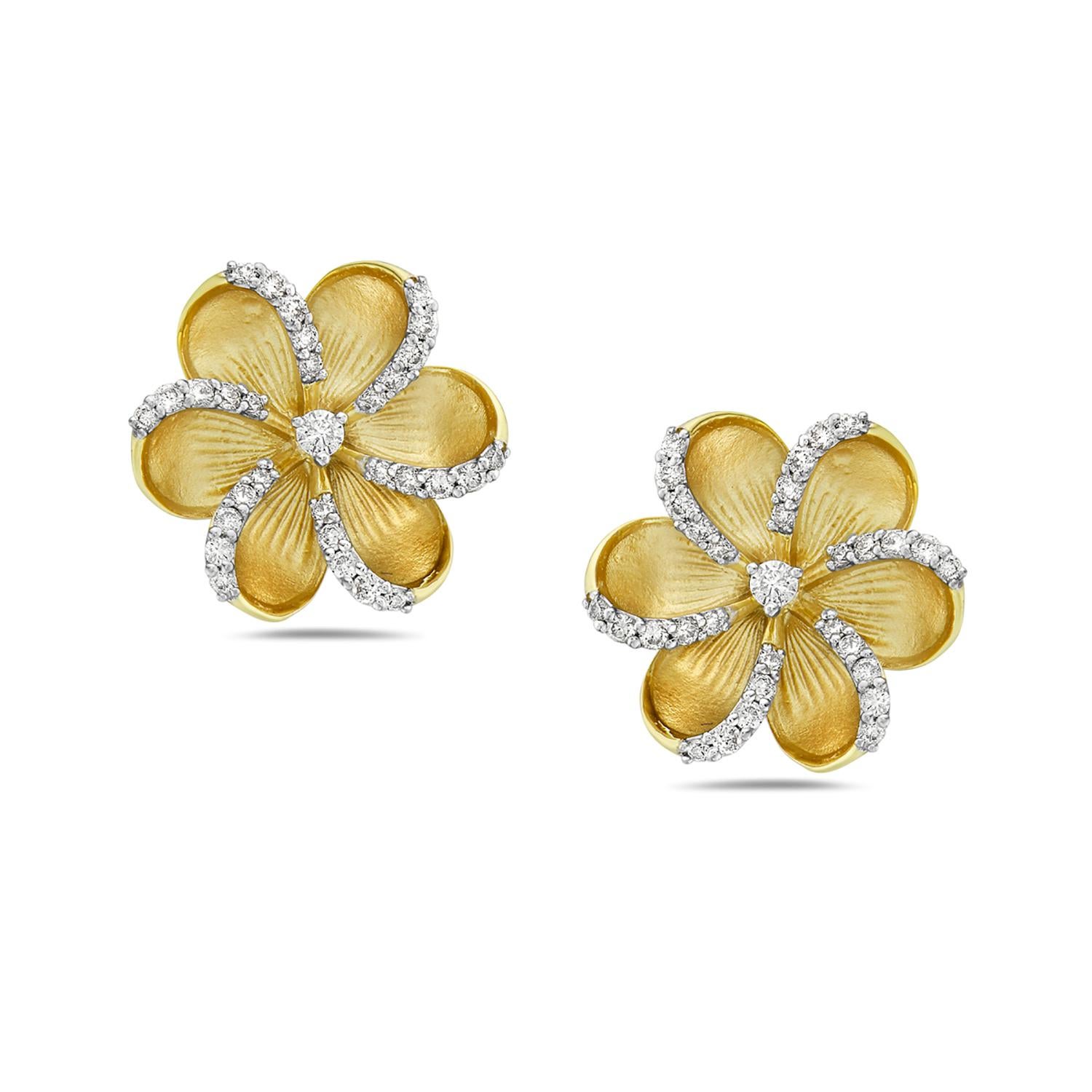 Narcissus Flower Shaped Carved Studs in 14k Yellow Gold Equipped with Diamonds In New Condition For Sale In New York, NY
