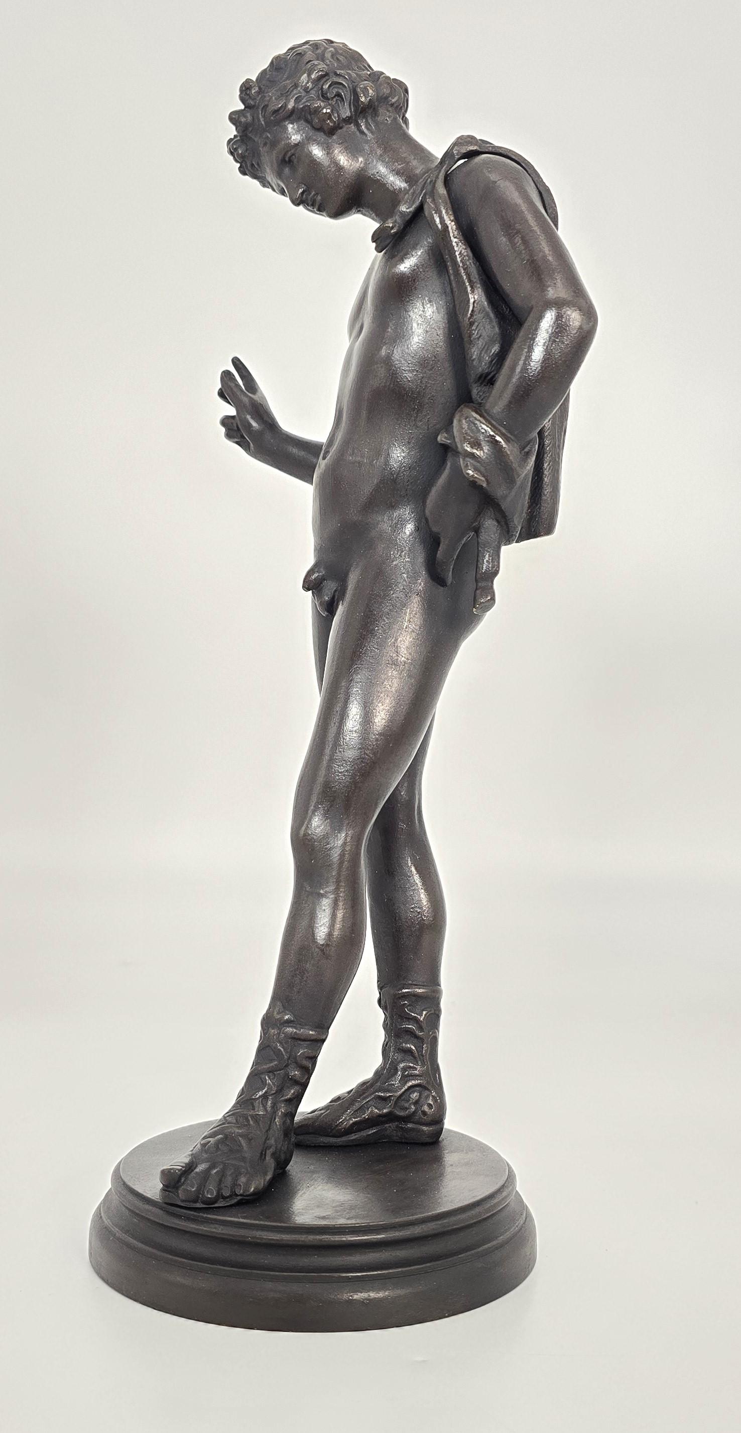 Cette superbe étude en bronze italienne Grand Tour représente Narcisse, qui, dans la mythologie grecque, était connu pour sa beauté et son physique.

L'histoire raconte comment il a rejeté l'attention des autres et est tombé amoureux de son reflet