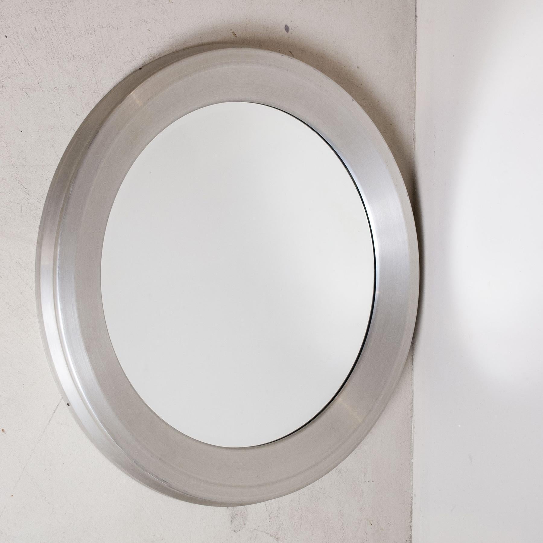 Runder Spiegel mit satiniertem Aluminiumrahmen und abgeschrägtem Spiegel Modell Narciso von Sergio Mazza für Artemide, Ende der 1960er Jahre

Sergio Mazza ist ein italienischer Designer, der 1931 in Mailand geboren wurde. 1955 begann er seine