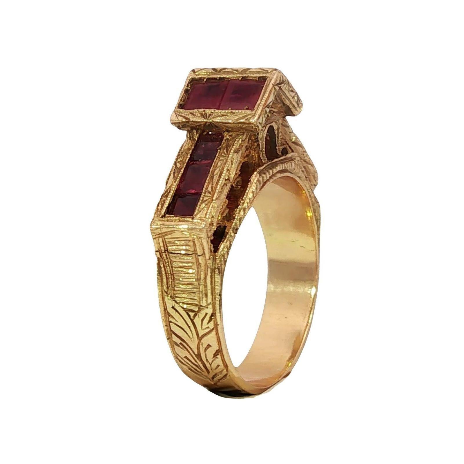 Nardi Gold Ruby Ring Rialto Yellow Gold ~1.12ctw Rubies Size 5.5

Réalisée en or 18 carats, cette bague présente un arrangement architectural de rubis rouge foncé de taille carrée, sertis dans un motif audacieux et structuré. Les gravures complexes