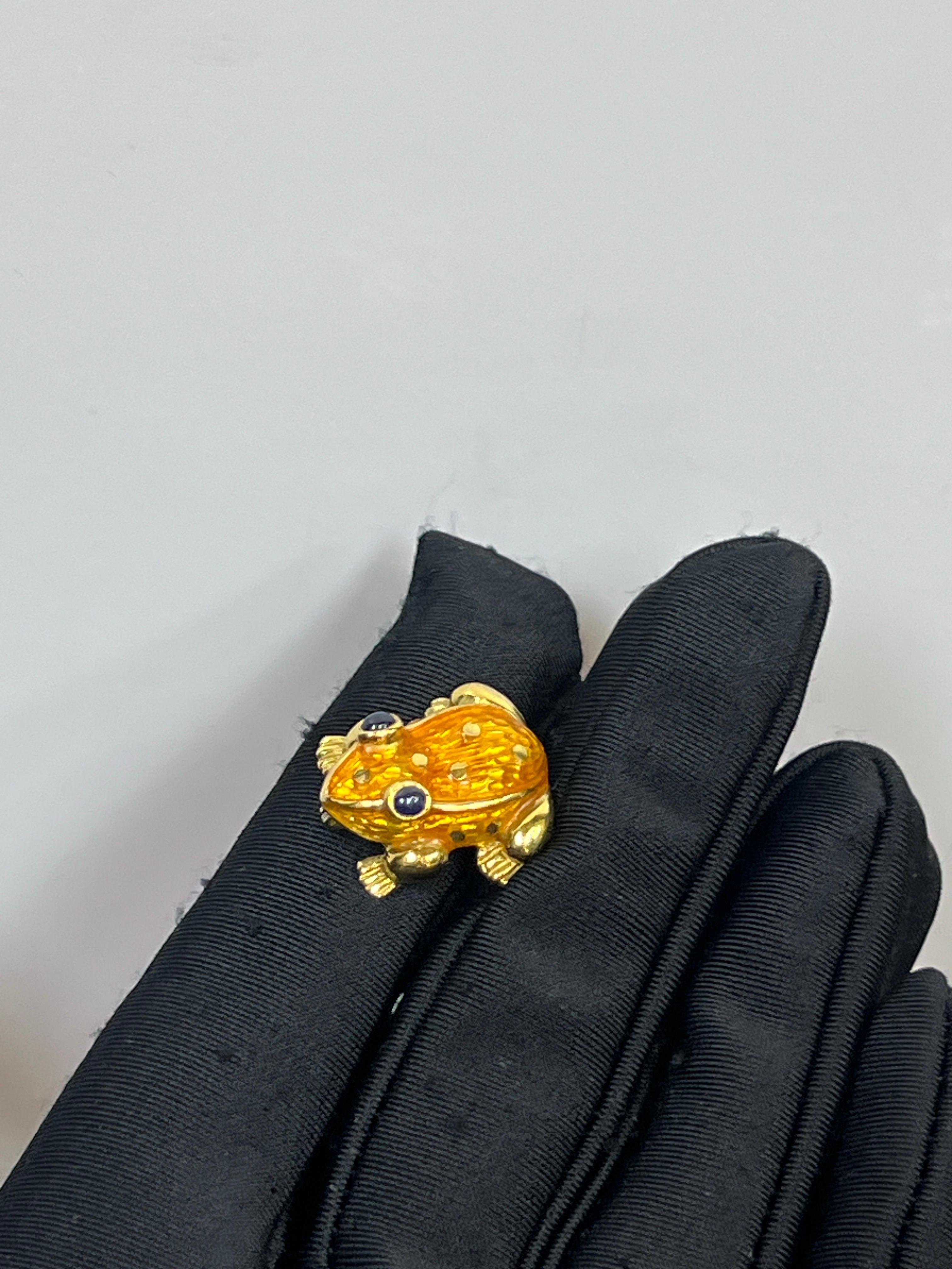 Spilla a forma di rana in smalto e zaffiro Nardi 

Spilla a forma di rana in smalto giallo di Nardi, con zaffiri cabochon per gli occhi della rana.

Lunghezza approssimativa: 2,5 cm
Peso approssimativo: 6,6 grammi
Tipo di metallo: Oro 18 carati