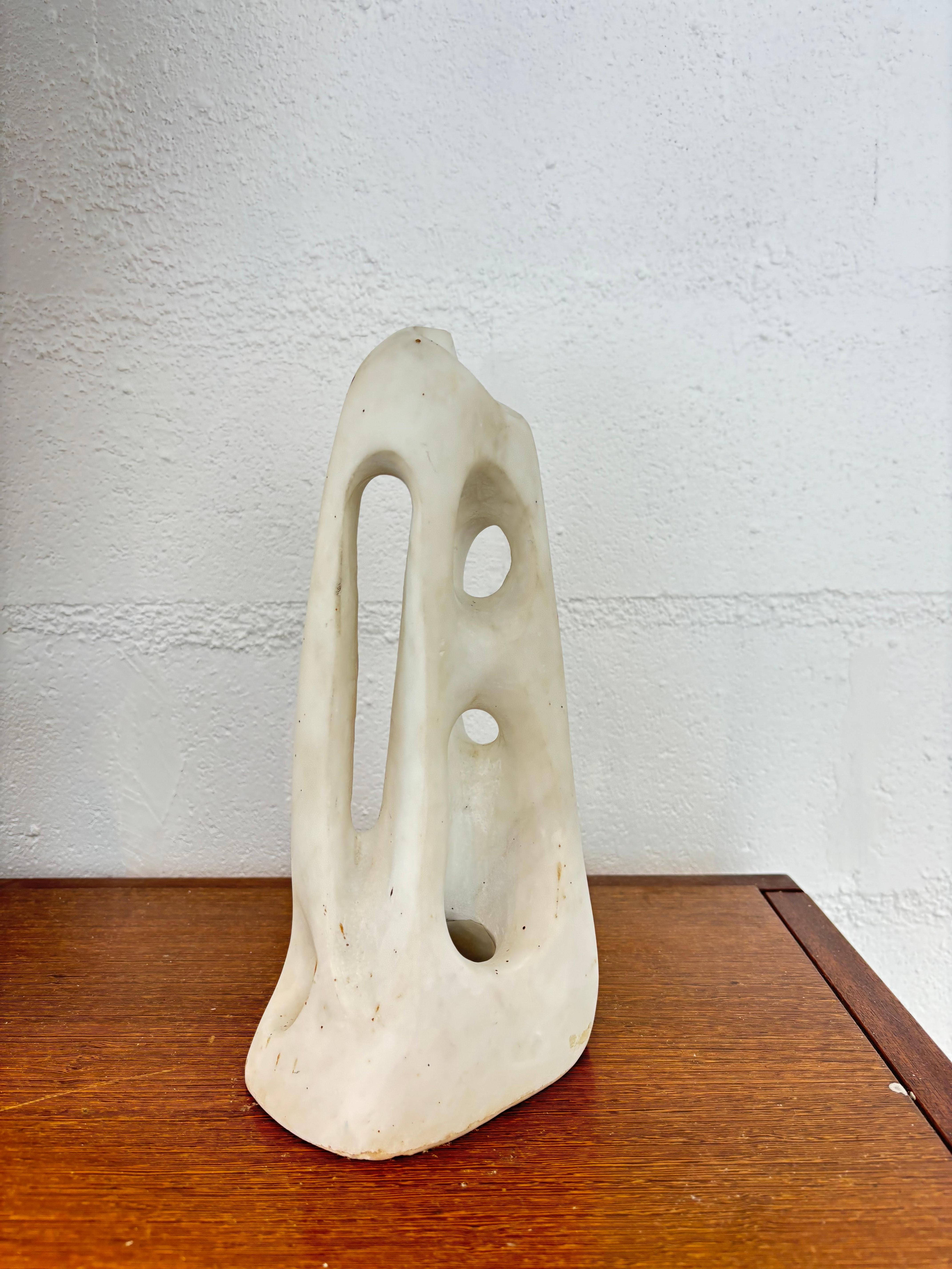 Jolie sculpture en marbre alvéolé par Nardo Dunchi.  